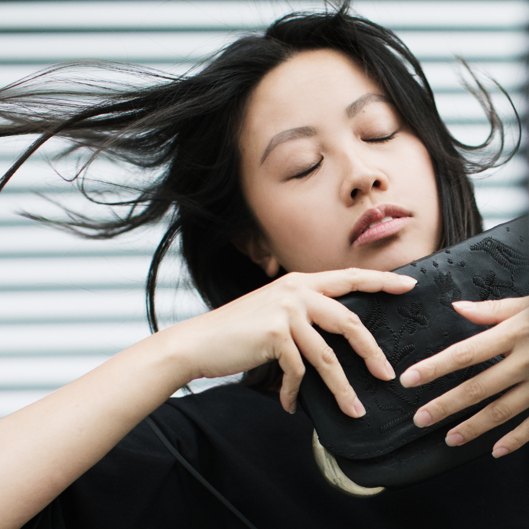 Influencerinnen tragen ABURY: Kreative Looks für nachhaltige Mode