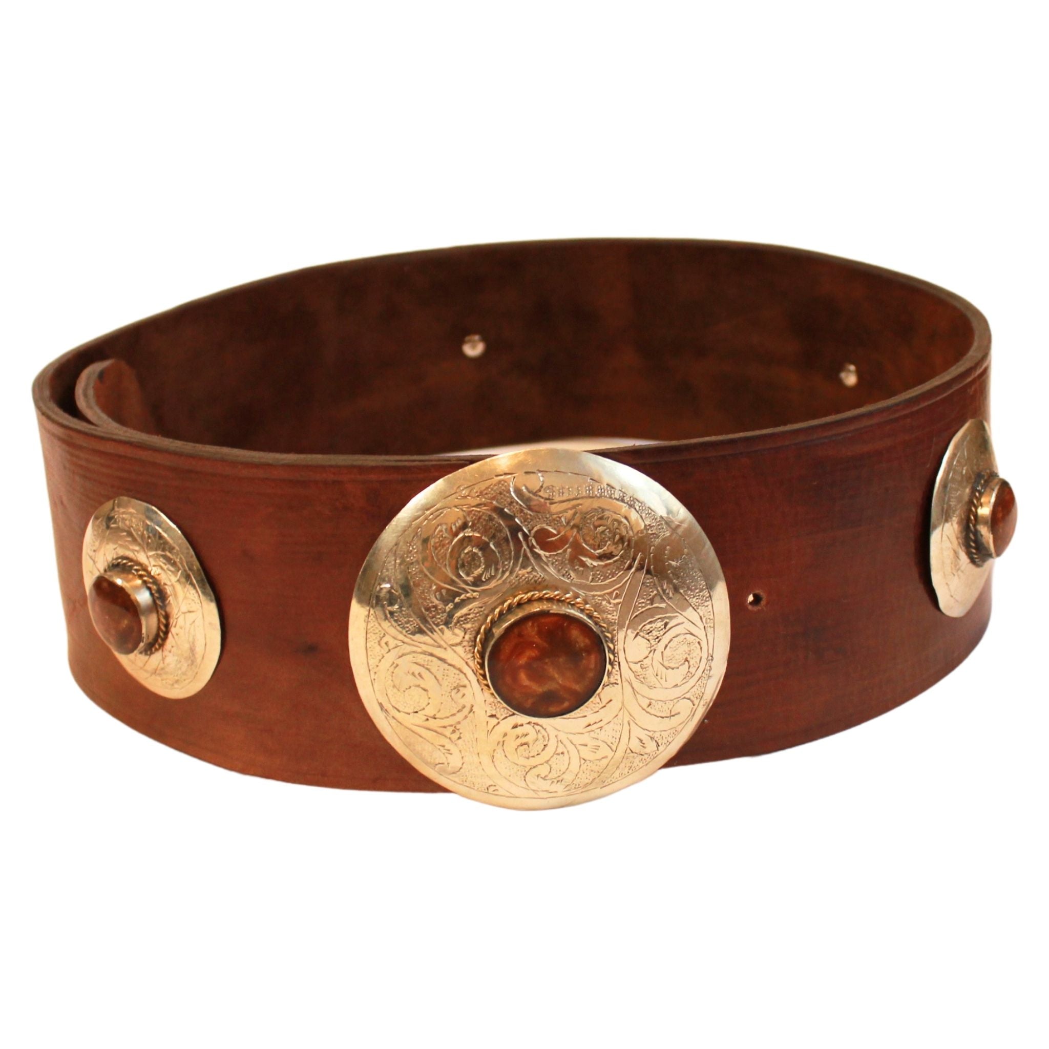 Brauner Gürtel aus Leder mit braunen Metallapplikationen