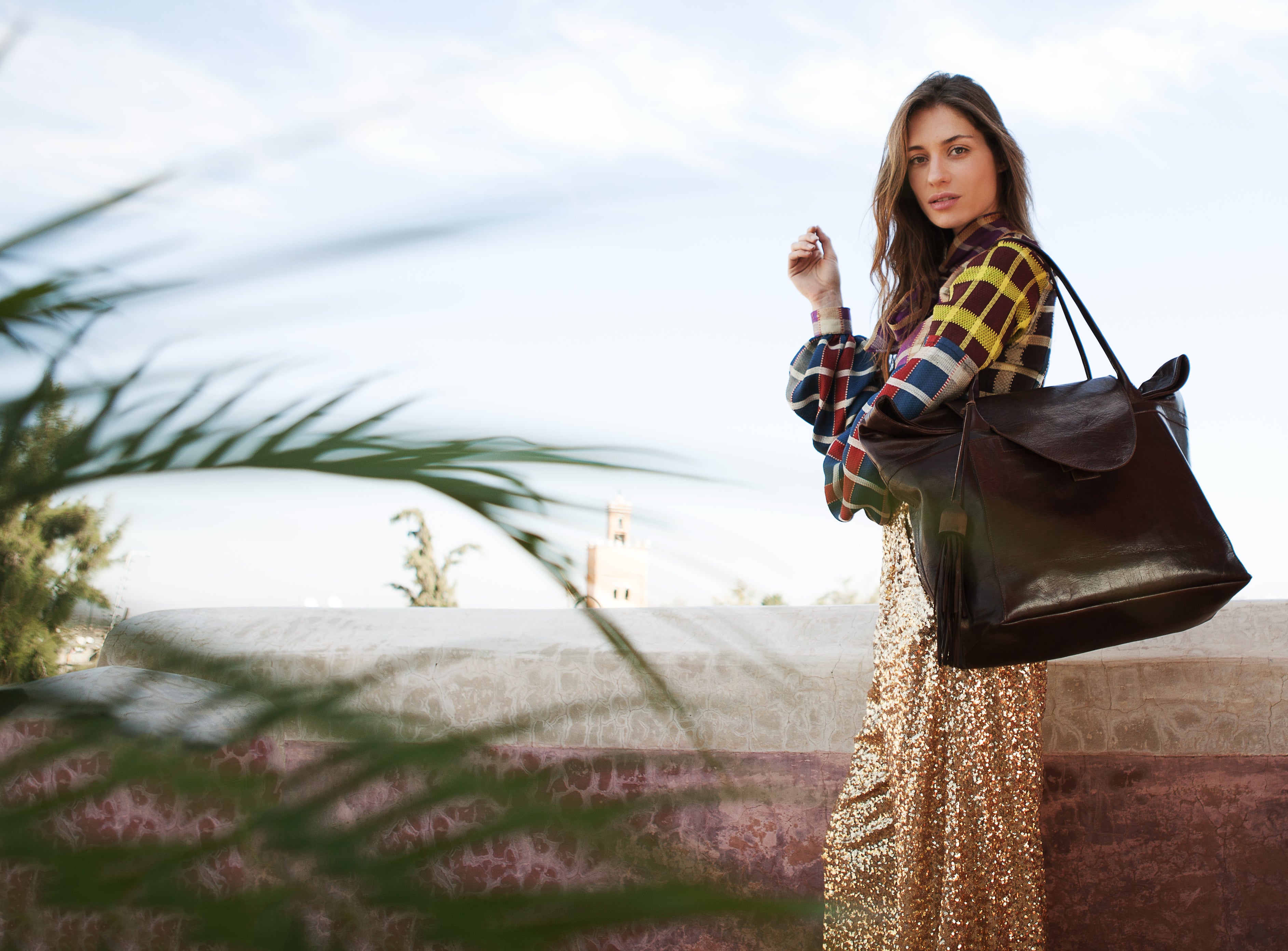 Frau trägt braune Shopper Tasche aus Leder #farbe_braun