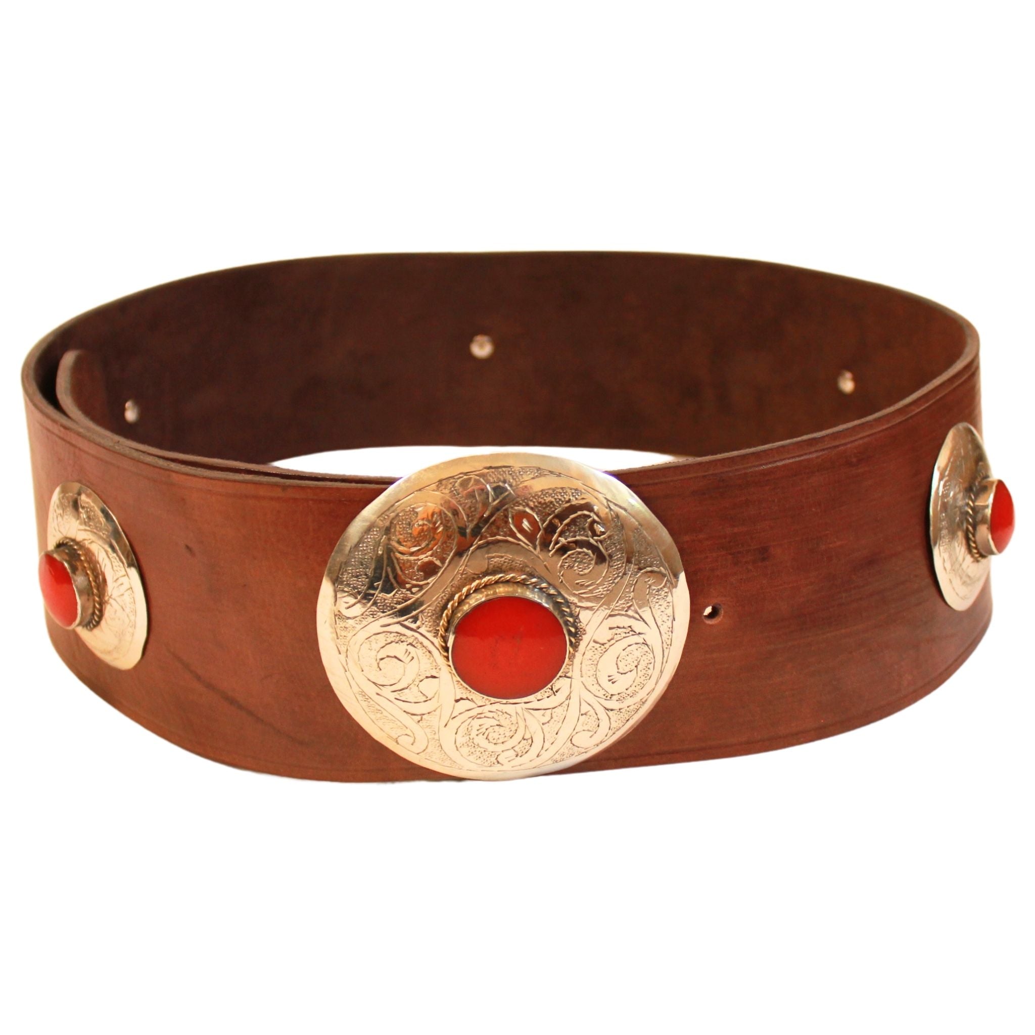 Brauner Gürtel aus Leder mit roten Metallapplikationen