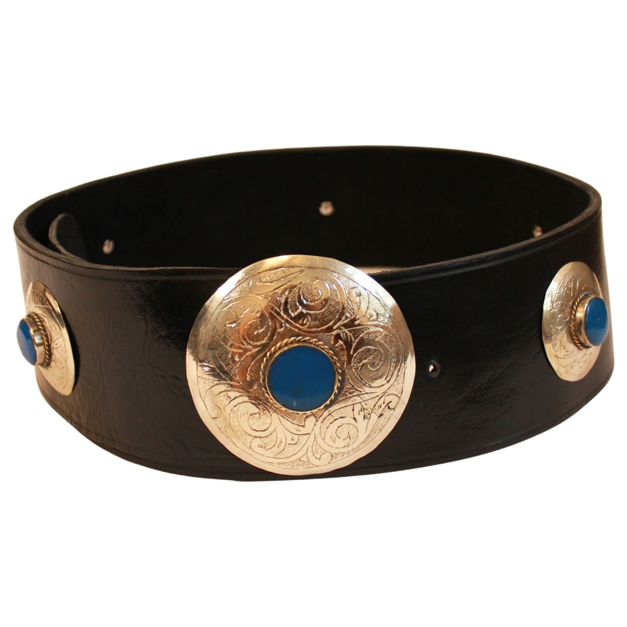 Schwarzer Gürtel aus Leder mit blauen Metallapplikationen
