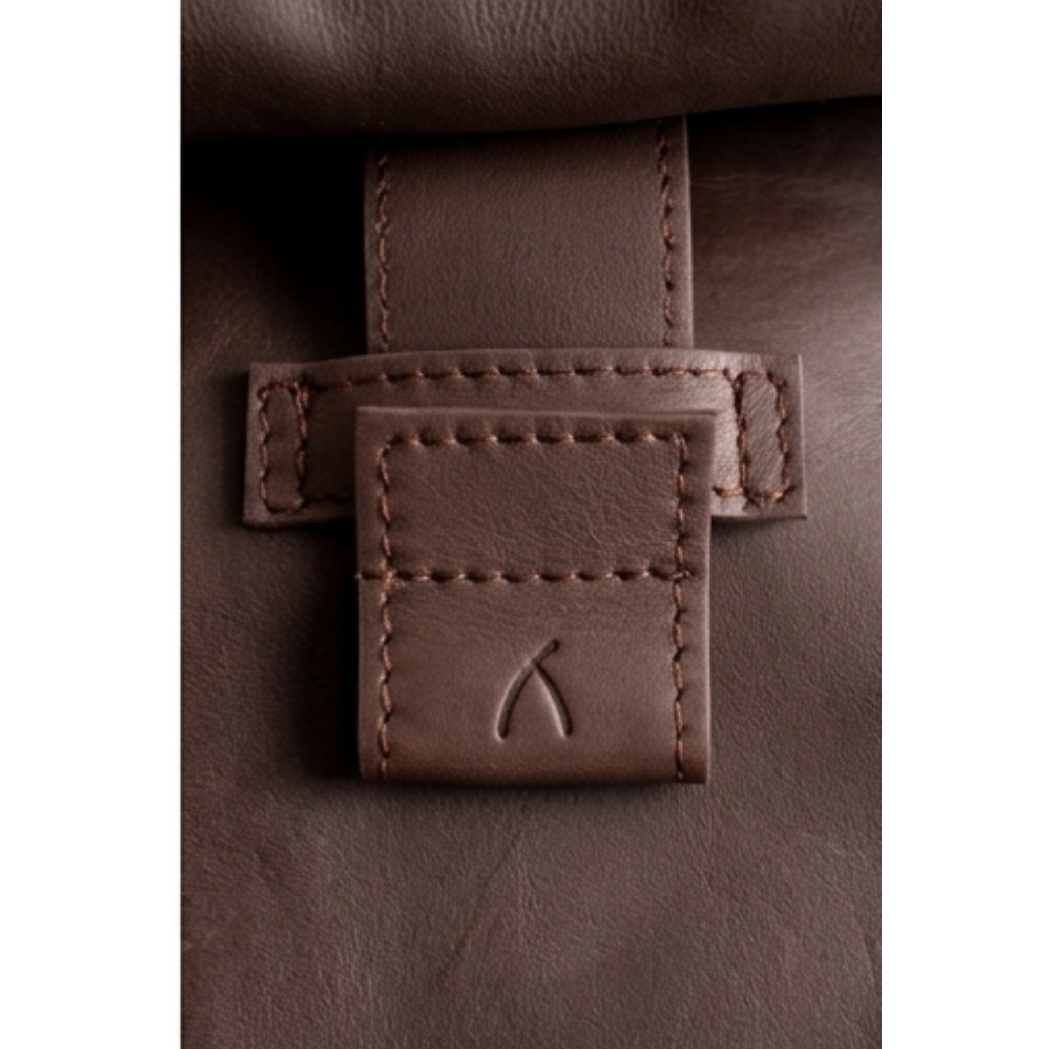 Detailaufnahme des braunen Rucksacks. #farbe_braun