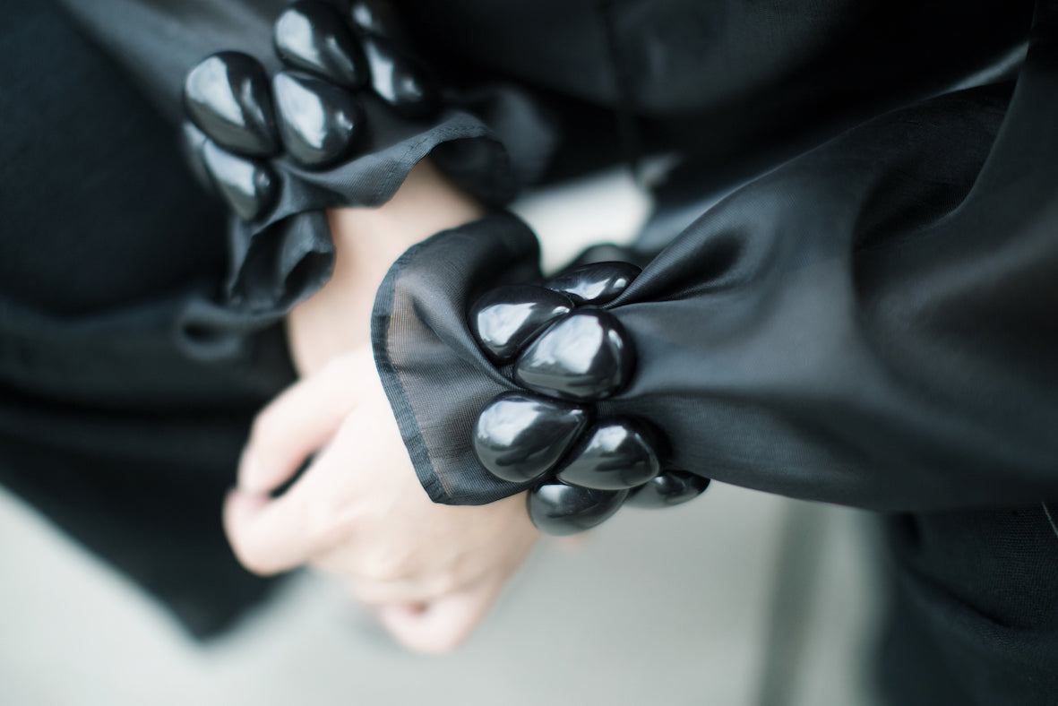 Frau trägt schwarzes Tagua Armband