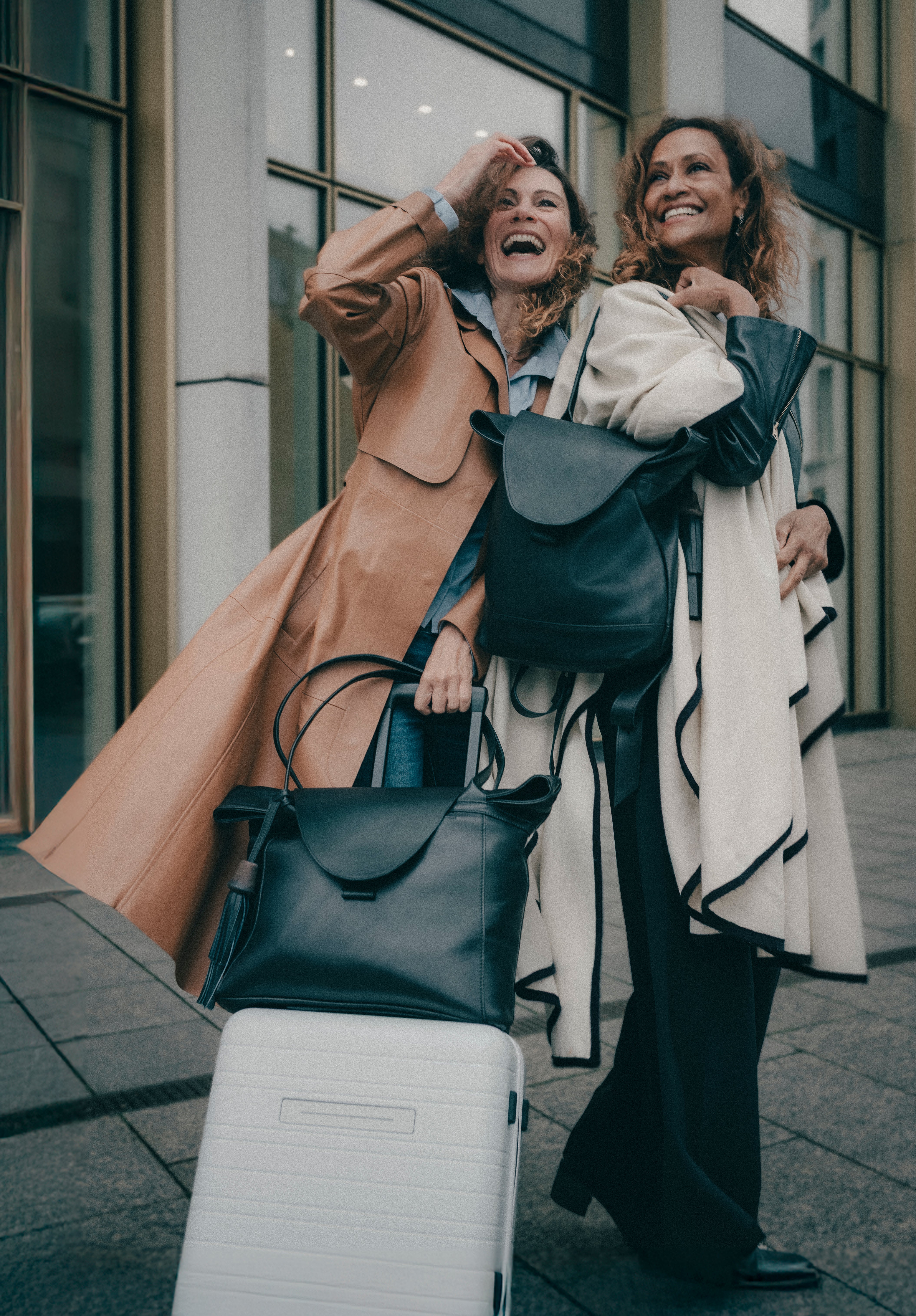 Models mit schwarzem ABURY Shopper und schwarzem ABURY Rucksack #farbe_schwarz