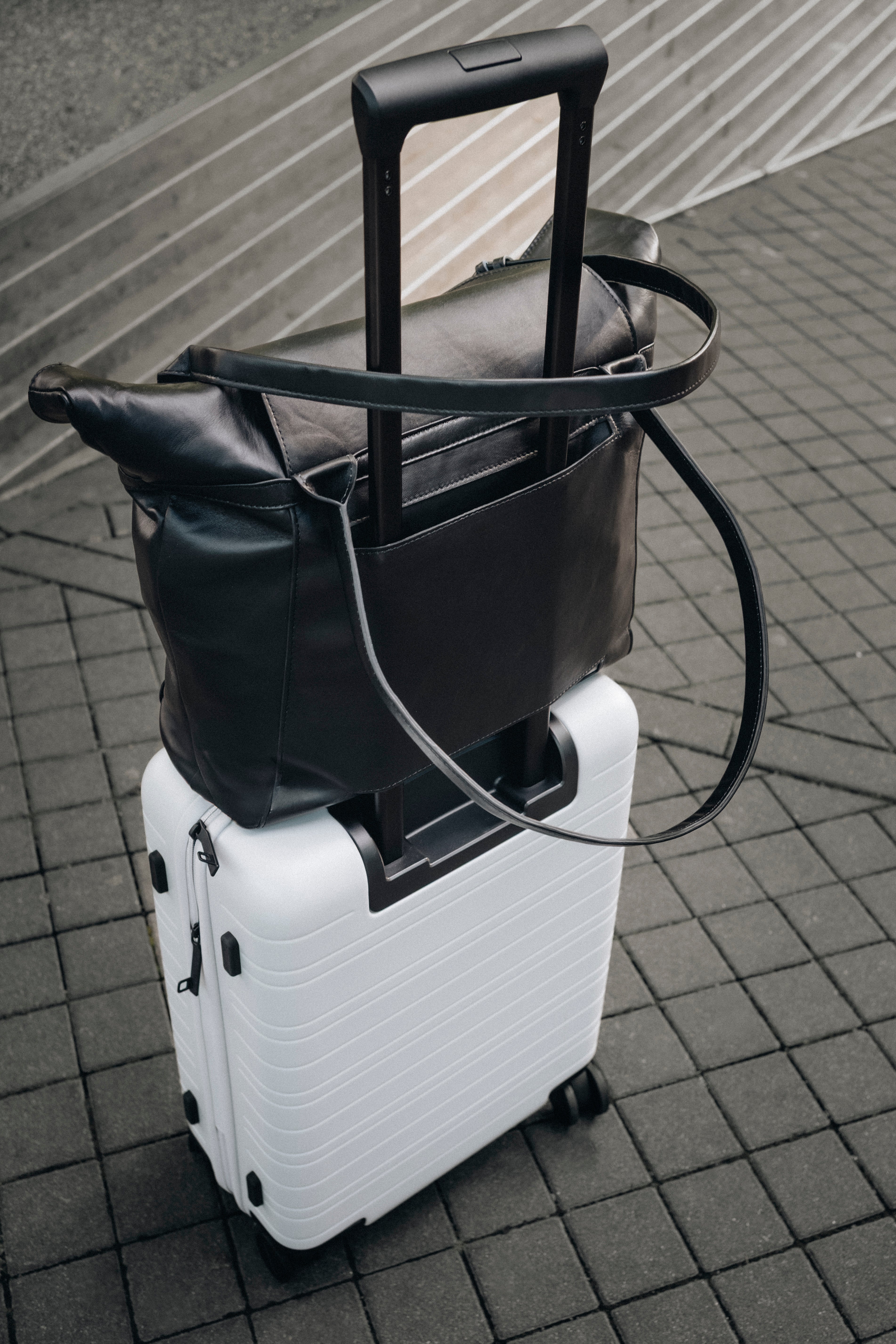 Schwarze ABURY Shopper Tasche auf einem Trolli