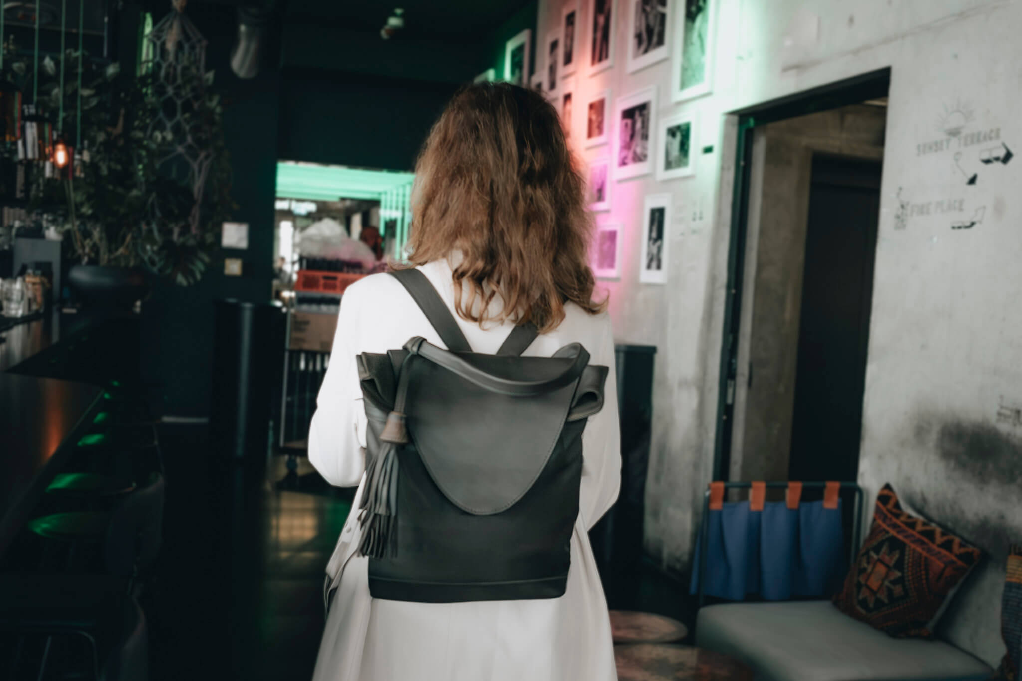 Frau trägt ein khakifarbener Rucksack von ABURY. #farbe_khaki