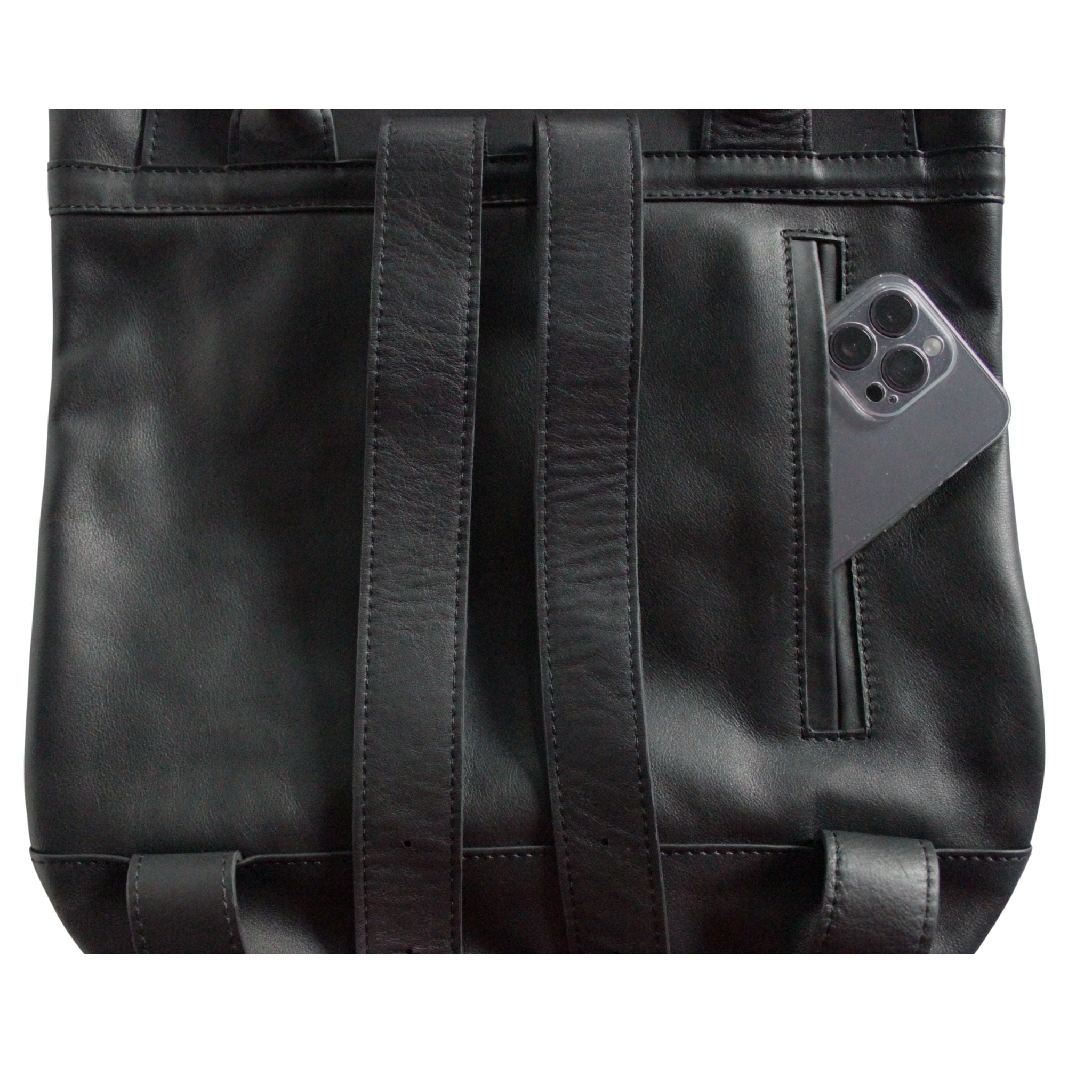 Nahaufnahme von dem schwarzen ABURY-Rucksack #farbe_schwarz