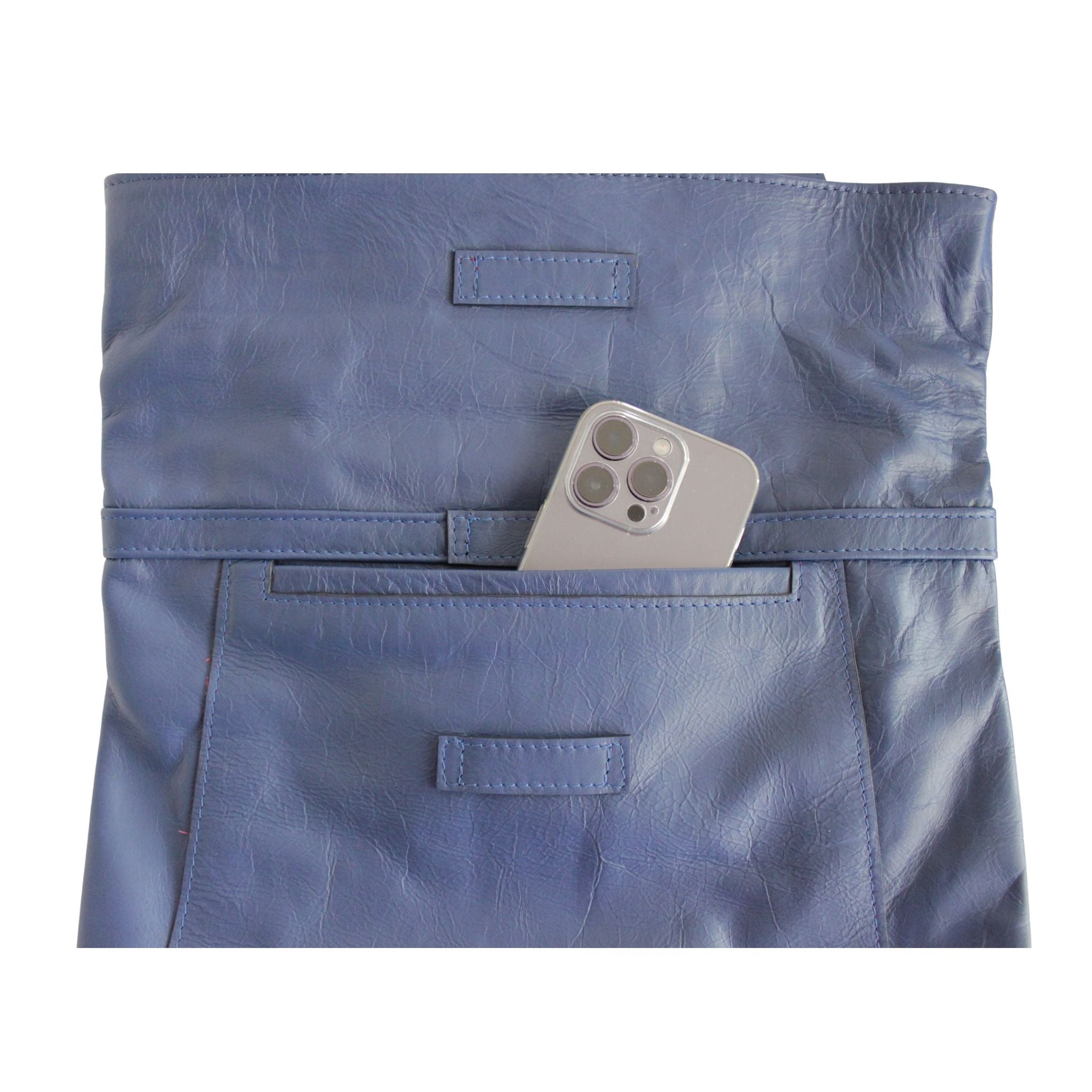 Nachaufnahme von dem blauen ABURY-Rucksack.