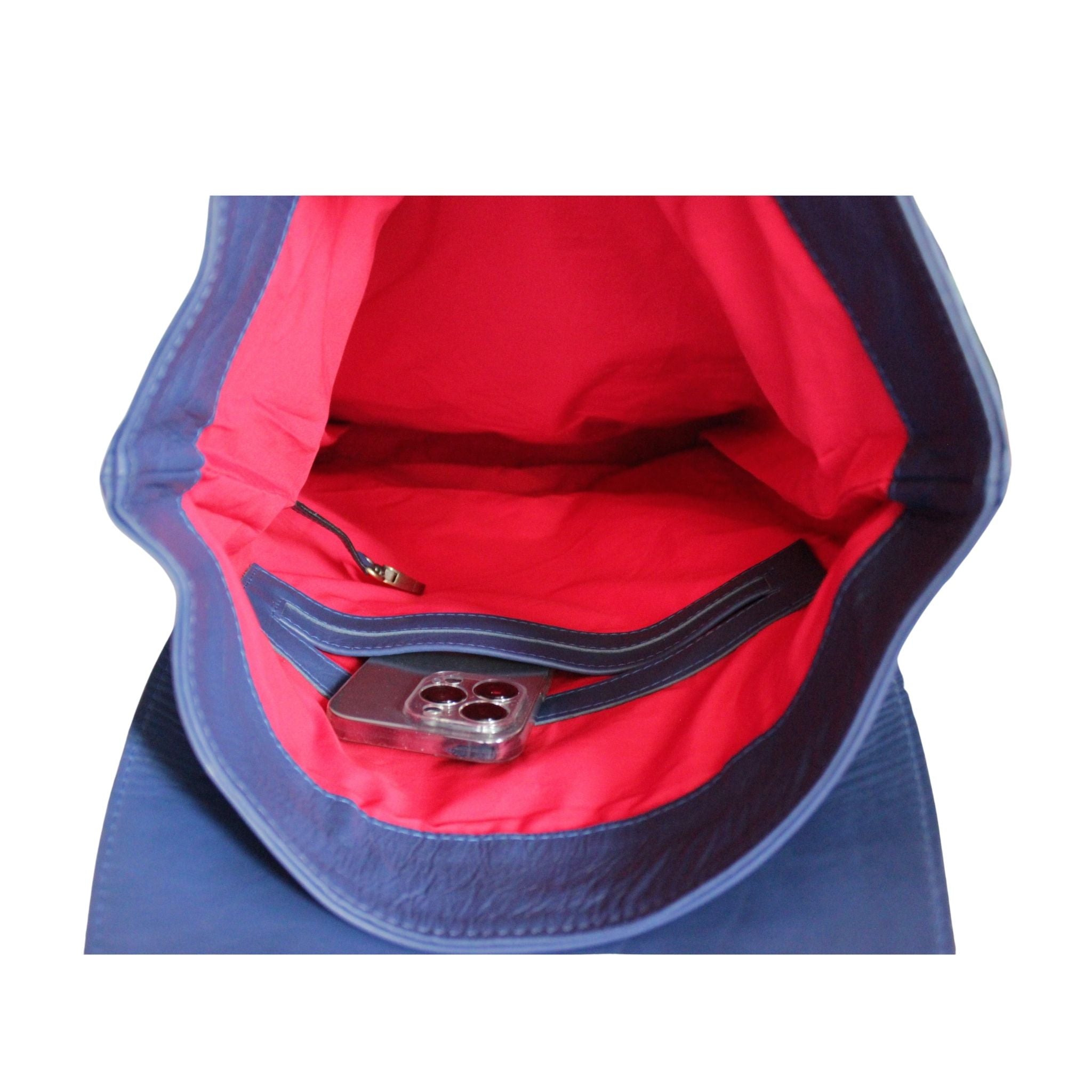Rote Innenseite des blauen ABURY-Rucksacks.
