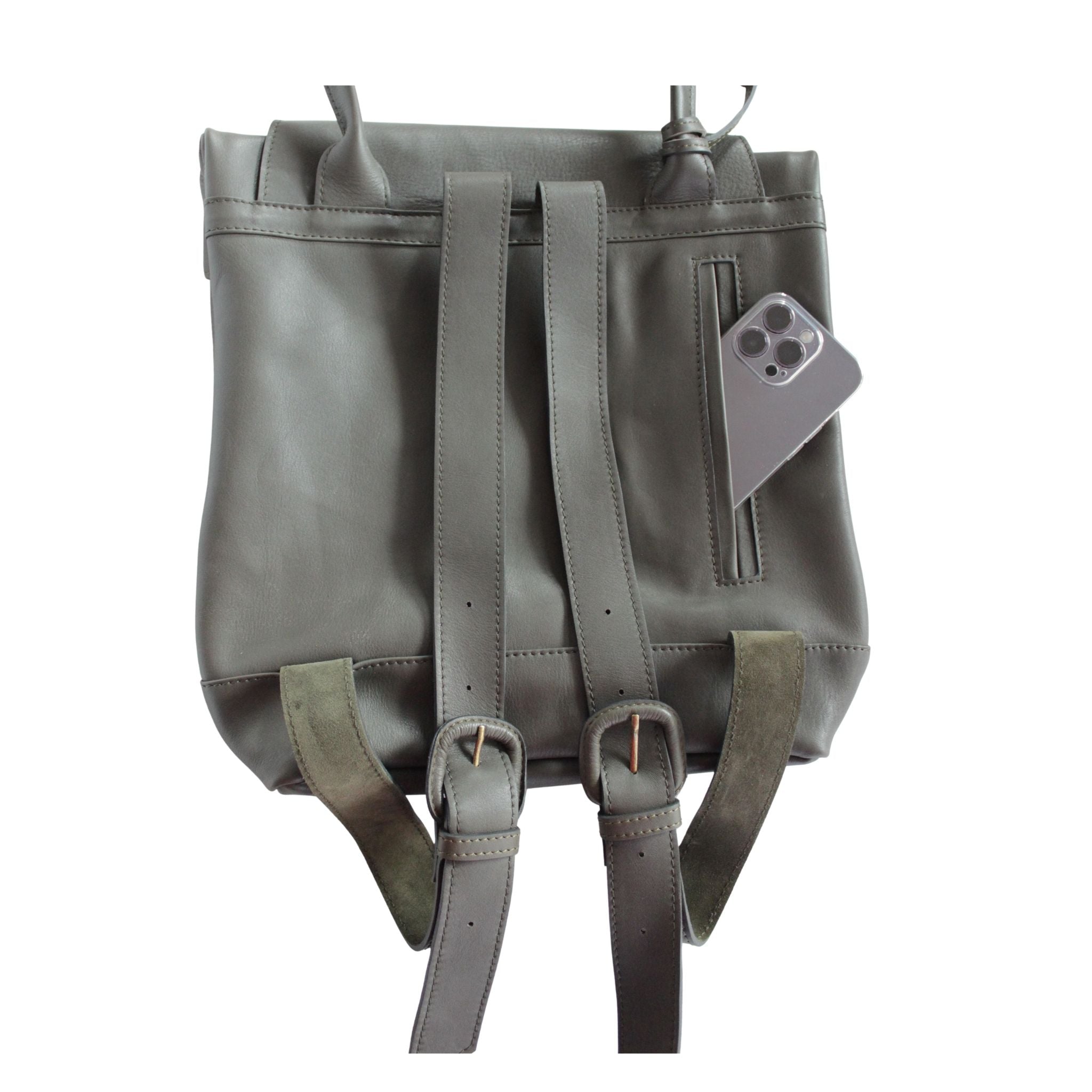 Rückseite des khakifarbenen ABURY-Rucksacks.