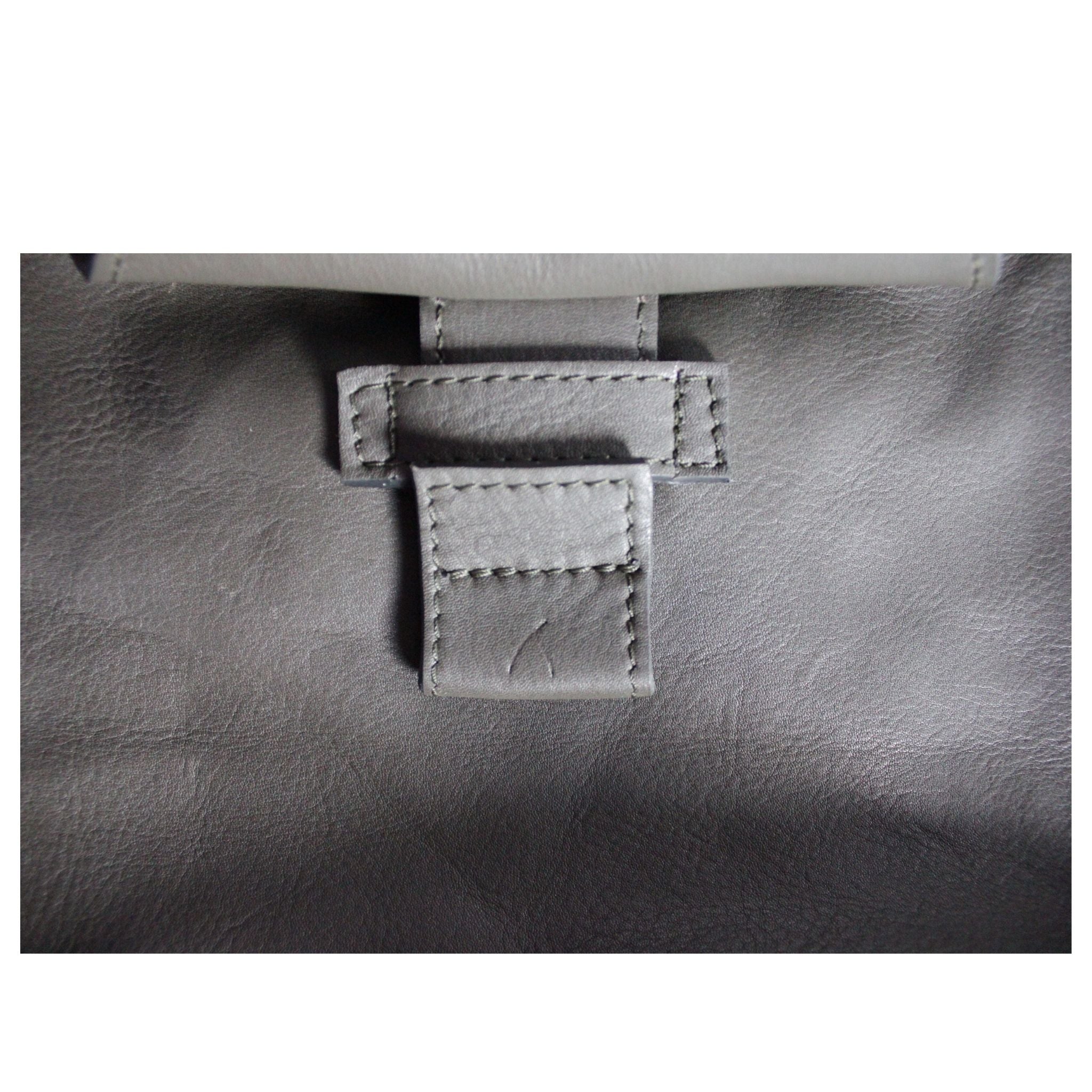 Nahaufnahme von khakifarbenem ABURY-Rucksack.