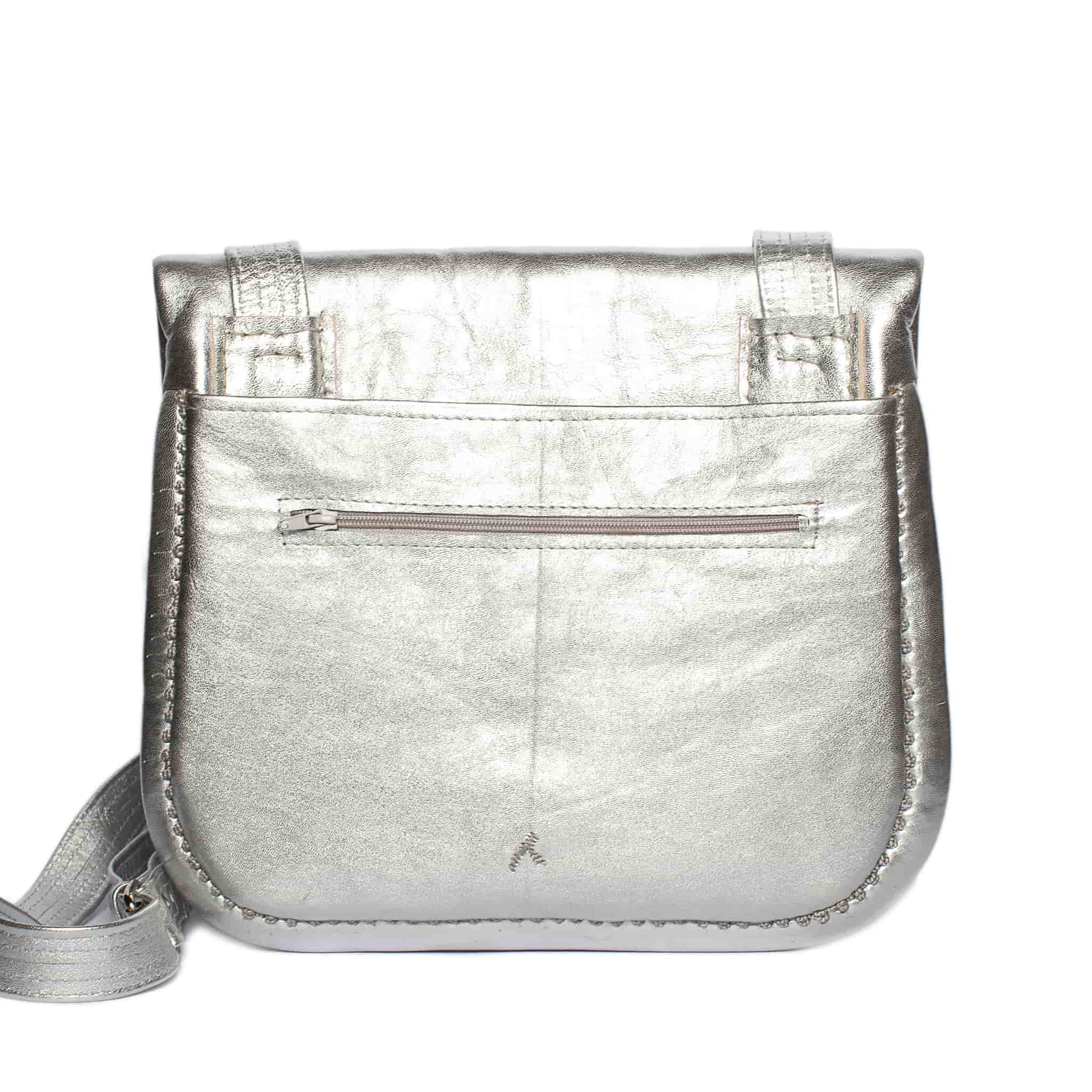 Rückseite der silbernen, bestickten Mini-Berber Umhängetasche aus Leder #farbe_silber