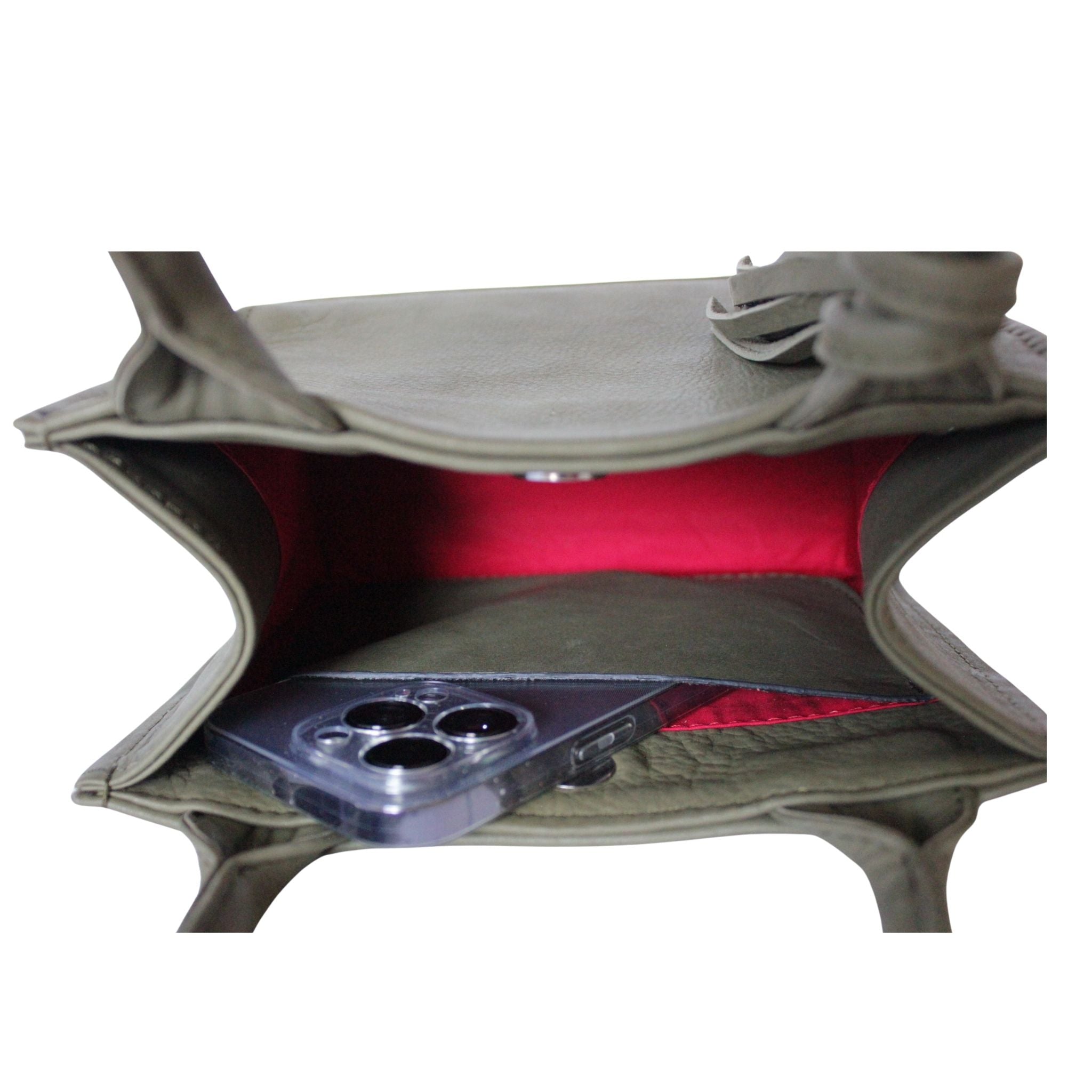 Rote Innenseite der khakifarbigen ABURY City Tasche