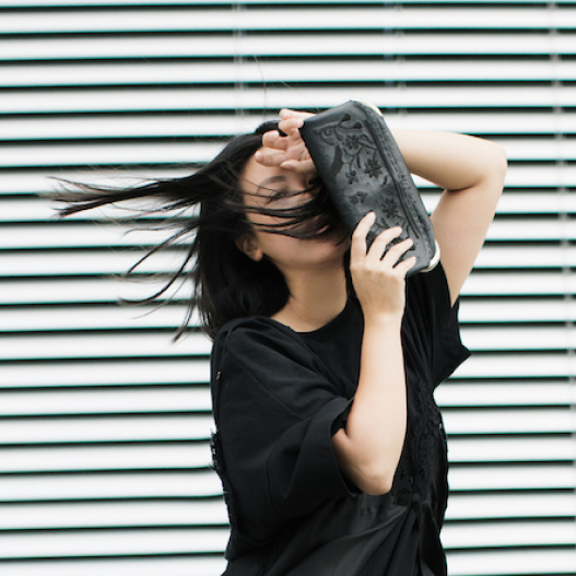 Frau mit schwarzem Lovebirds Clutch