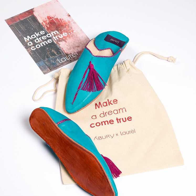 Blauer ABURY-Schuh, Stoffbeutel mit Logo und Flyer – alle aus der Kooperation mit Laurel.