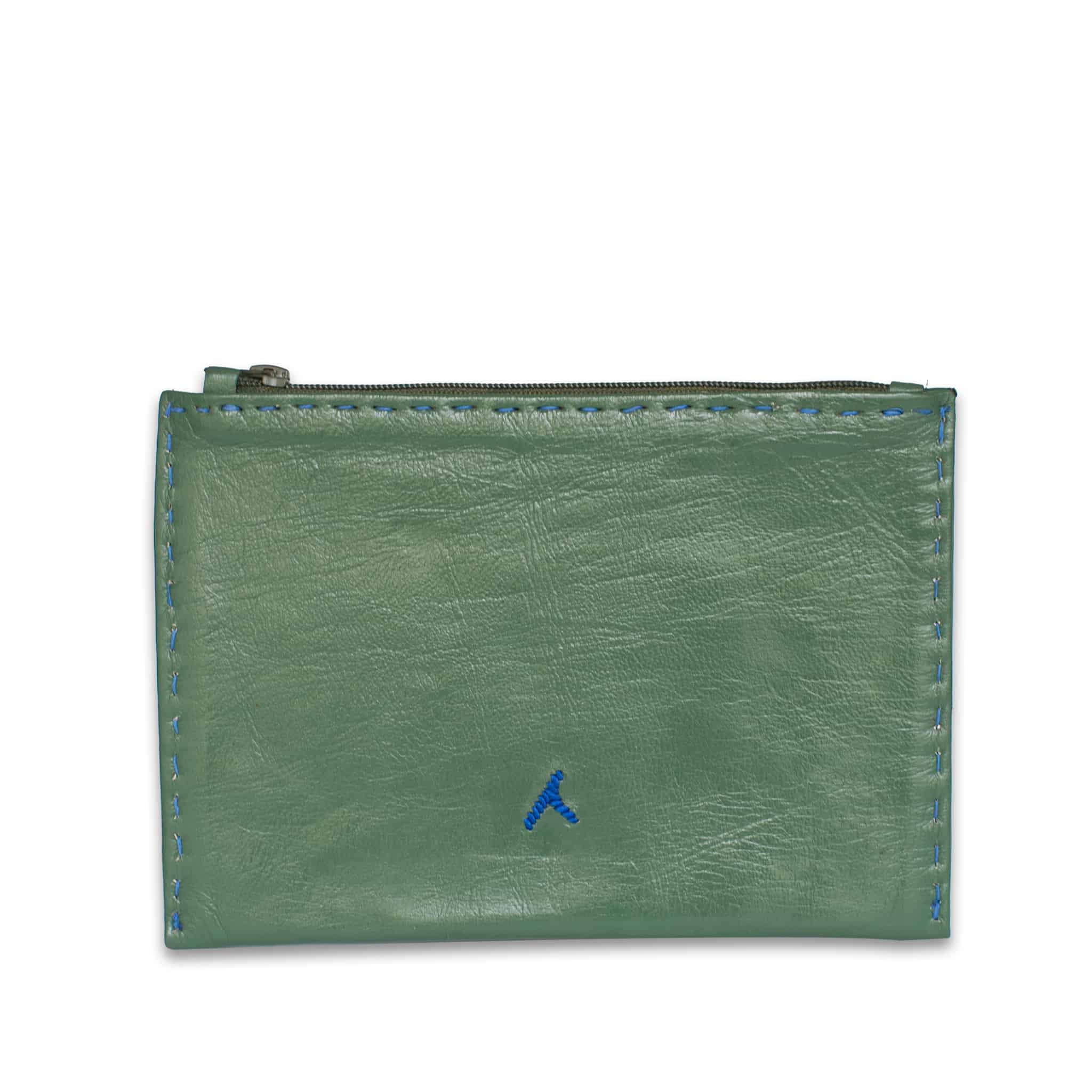 Rückseite des grünes Besticktes Täschchen aus Leder #farbe_gruen