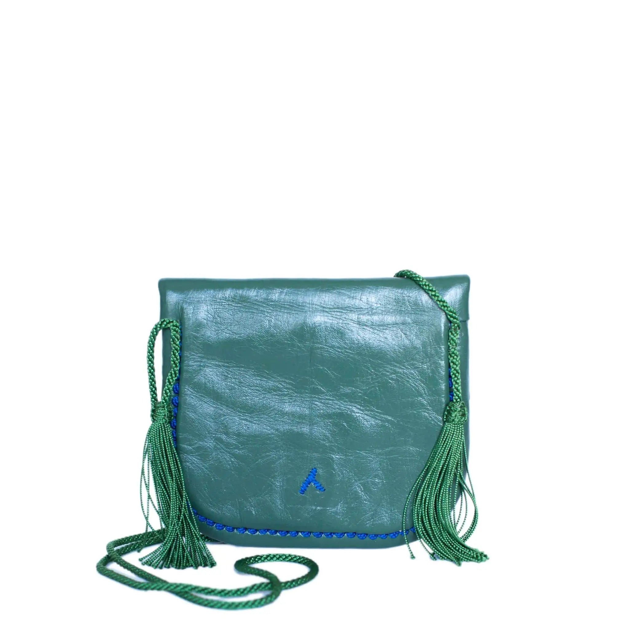 Rückseite der grünen, bestickten Mini-Berber Umhängetasche aus Leder #farbe_grün