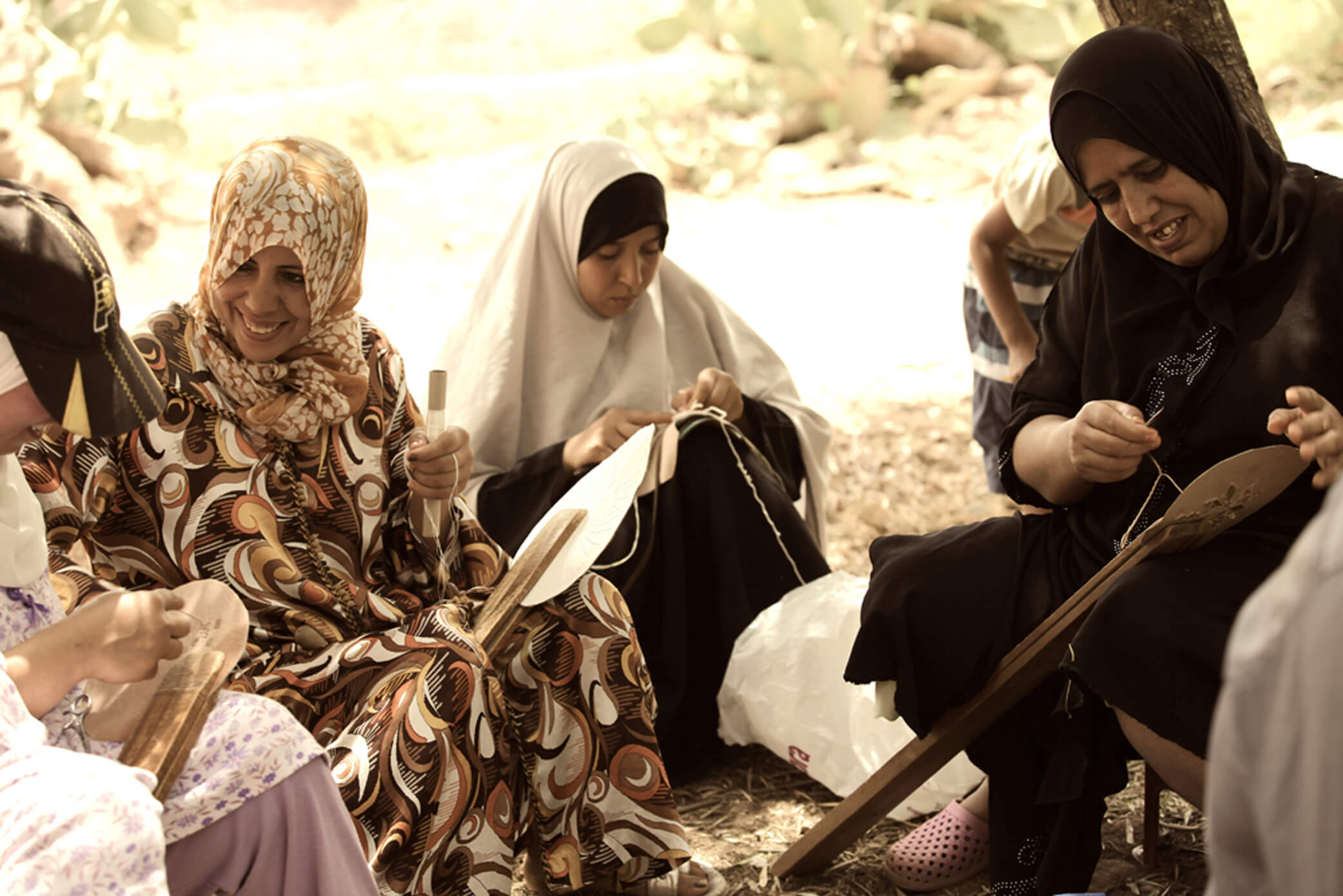 Marokkanische Frauen nähen von Hand auf Lederstücken
