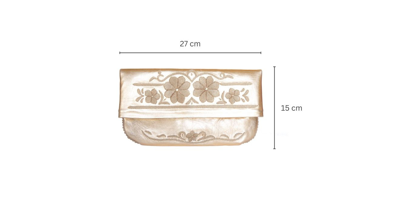 Vorderseite der goldenen ABURY Flower Power Clutch mit einer Breite von 14 cm und einer Länge von 27 cm