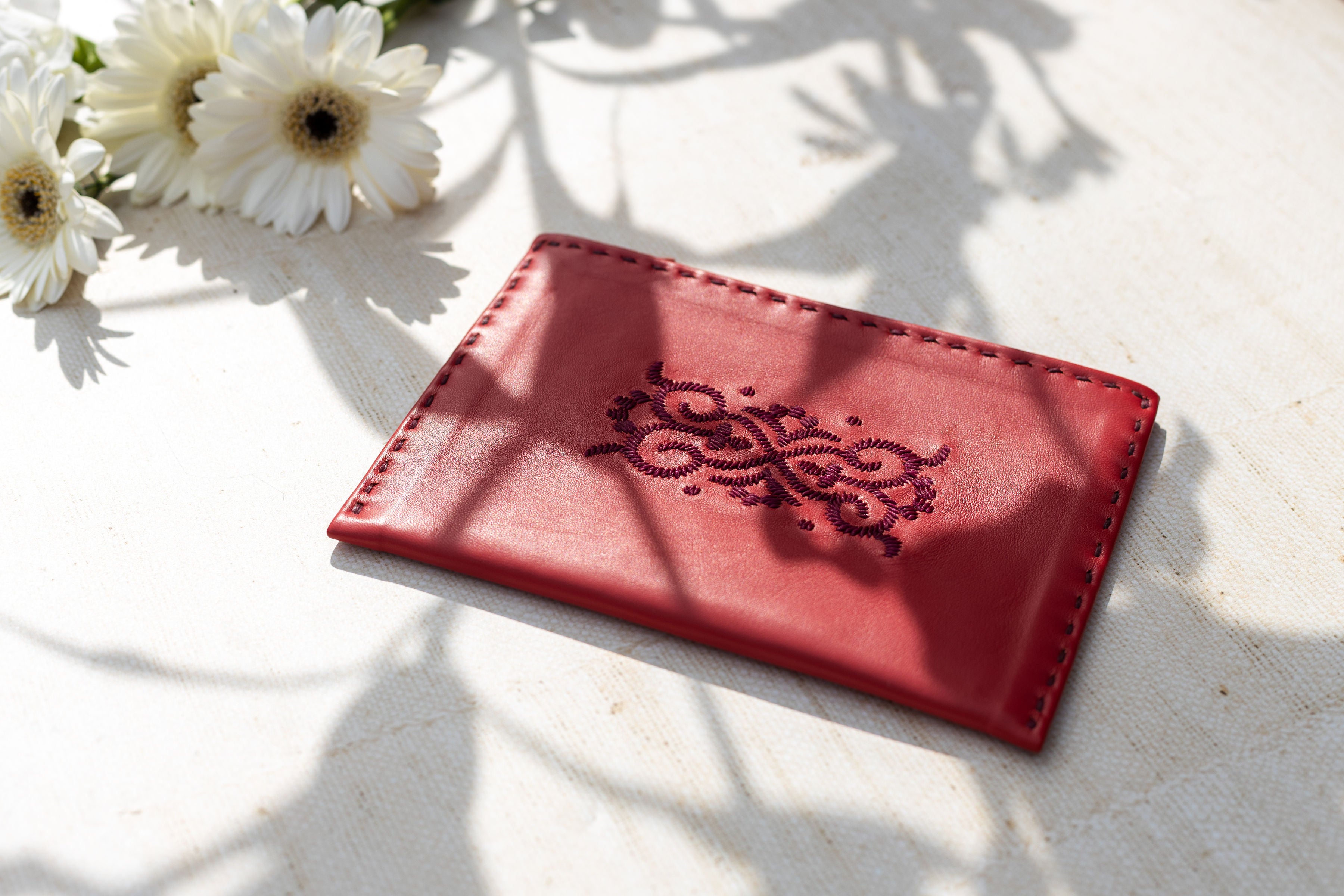 Besticktes, rotes Täschchen #farbe_rot