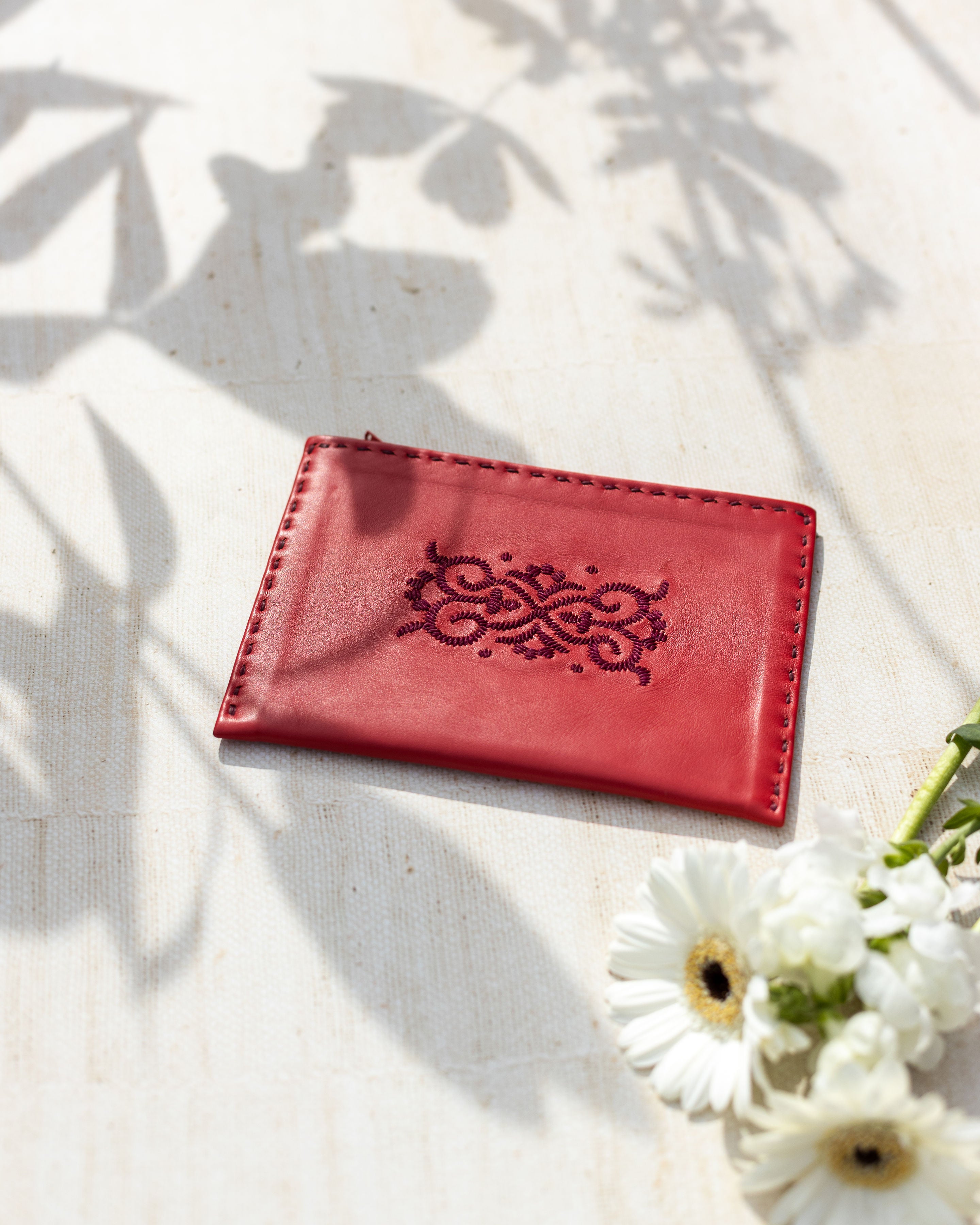 Besticktes, rotes Täschchen #farbe_rot