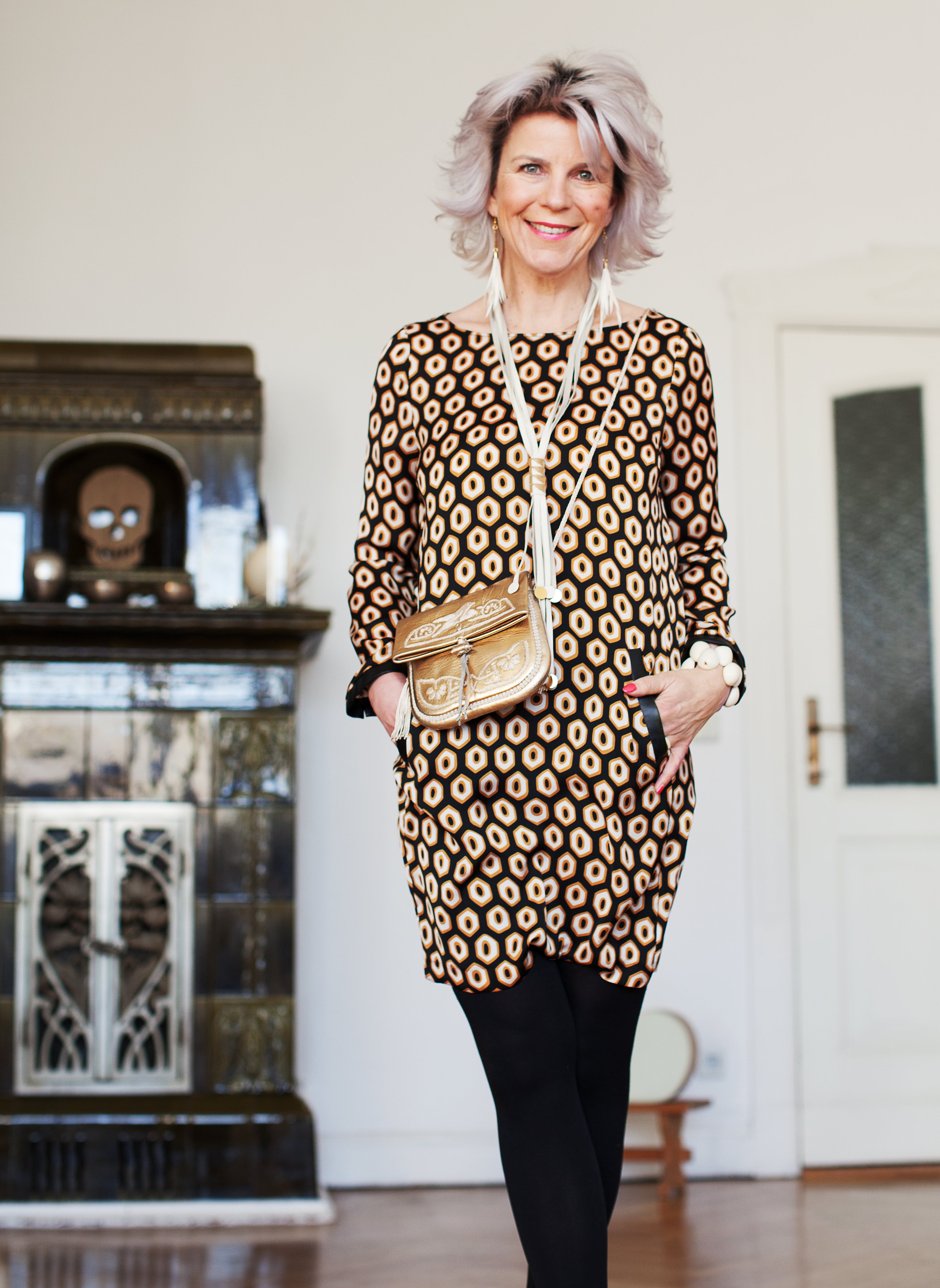 Frau mit goldener Mini Berber Umhängetasche. #farbe_gold