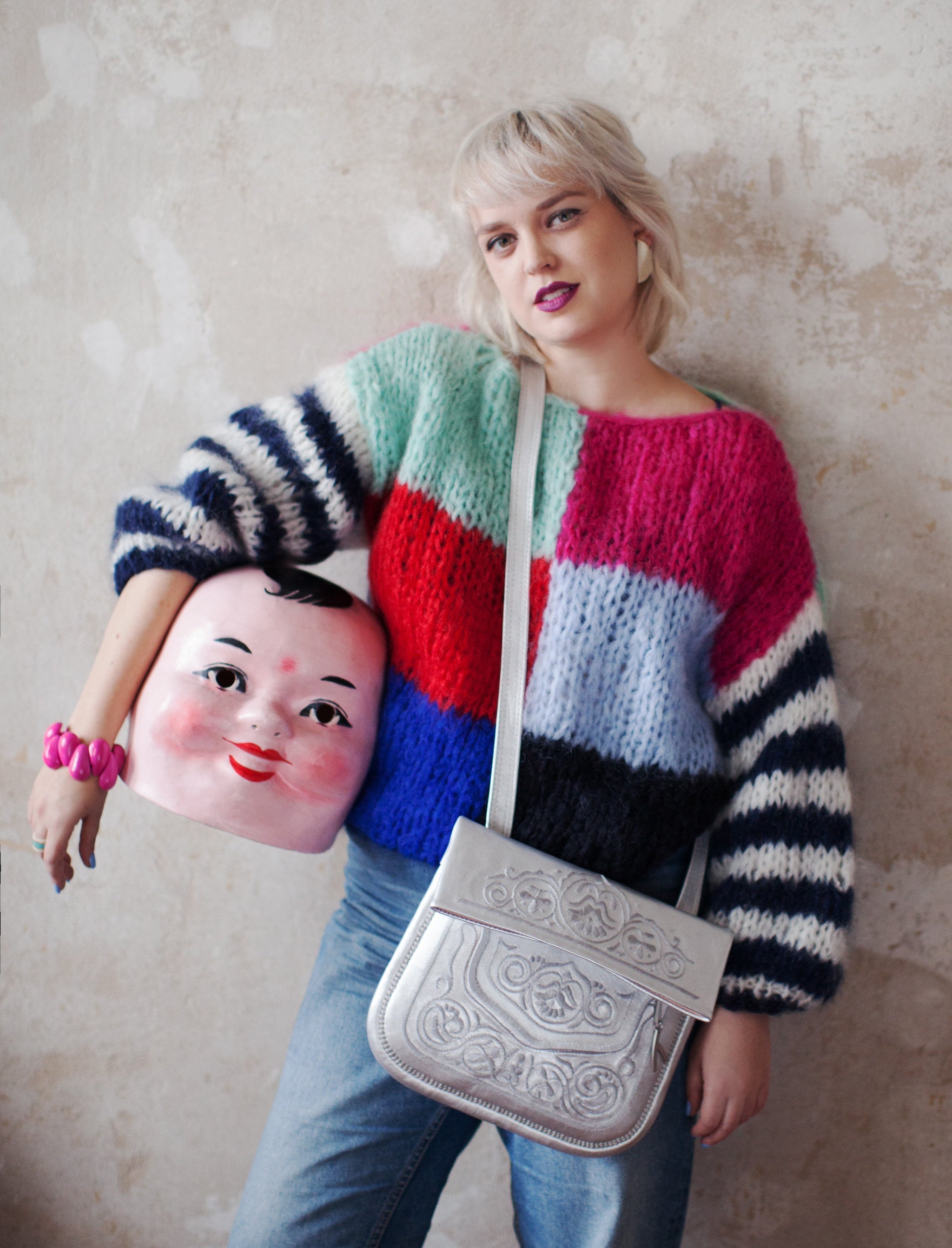 Frau mit silberner Berber-Umhängetasche mit besticktem Blumenmotiv. #farbe_silber