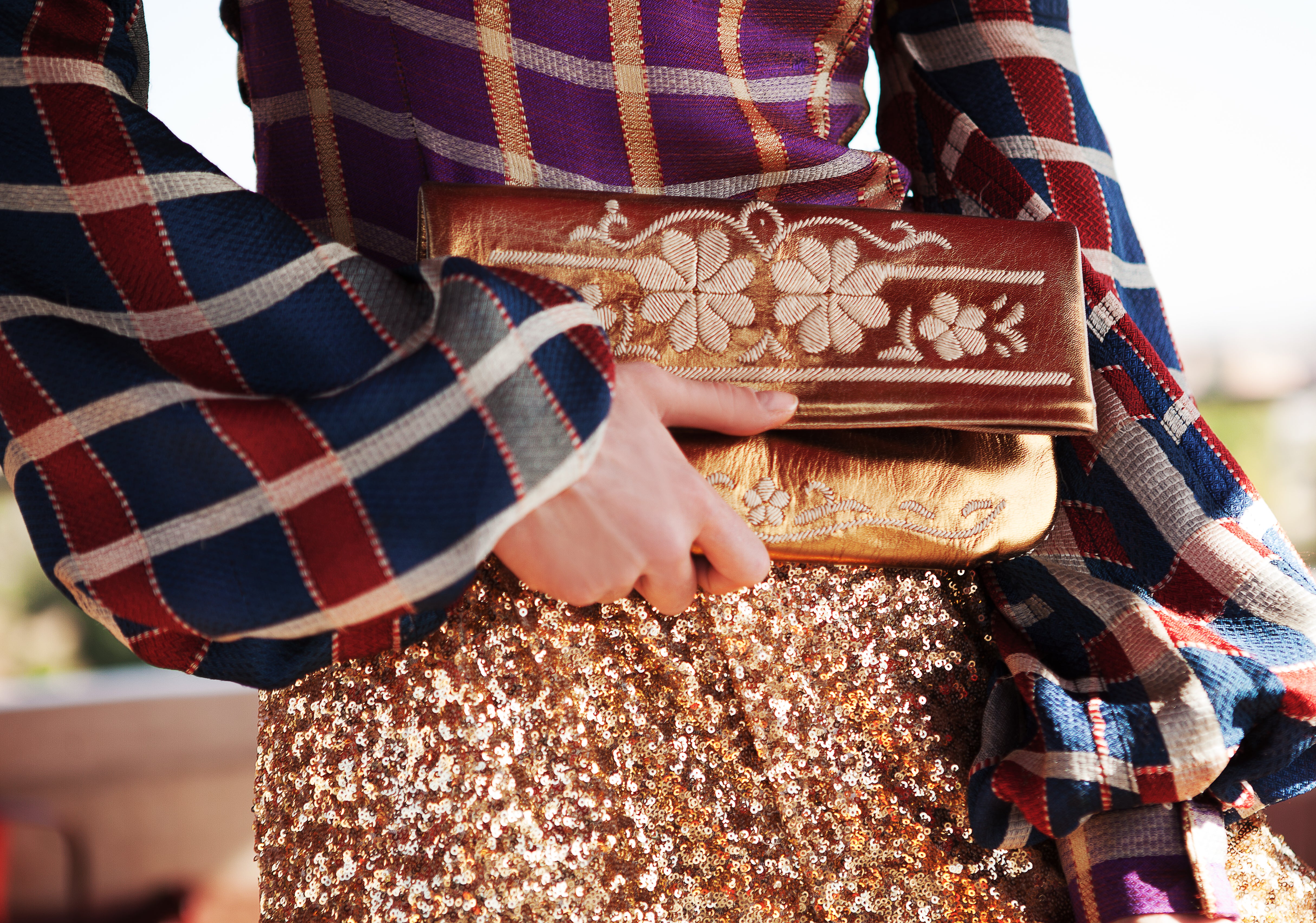 Frau hält ABURY Flower Power Clutch in der Hand