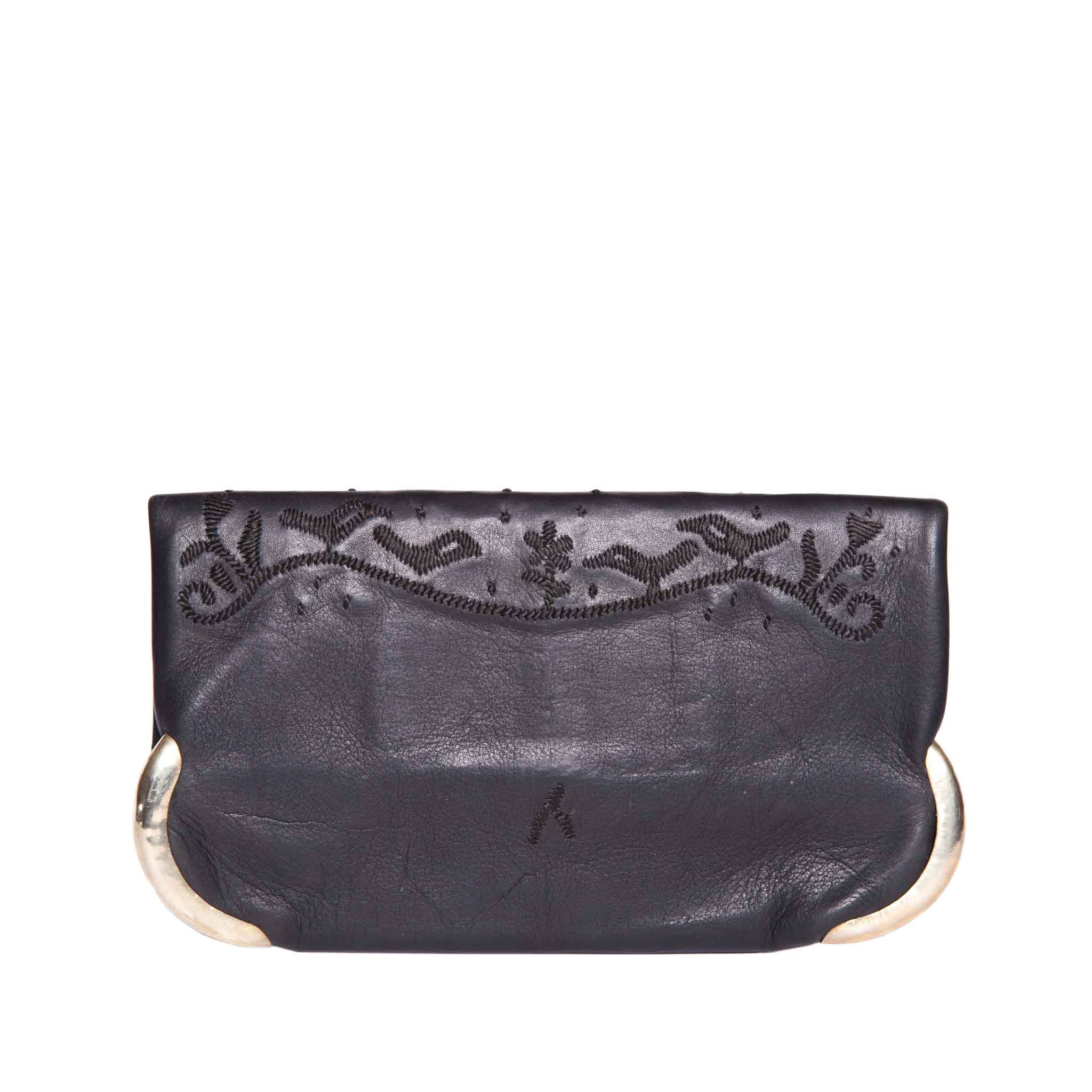 Rückseite von der schwarzen Loverbirds Clutch mit besticktem Blumenmotiv.