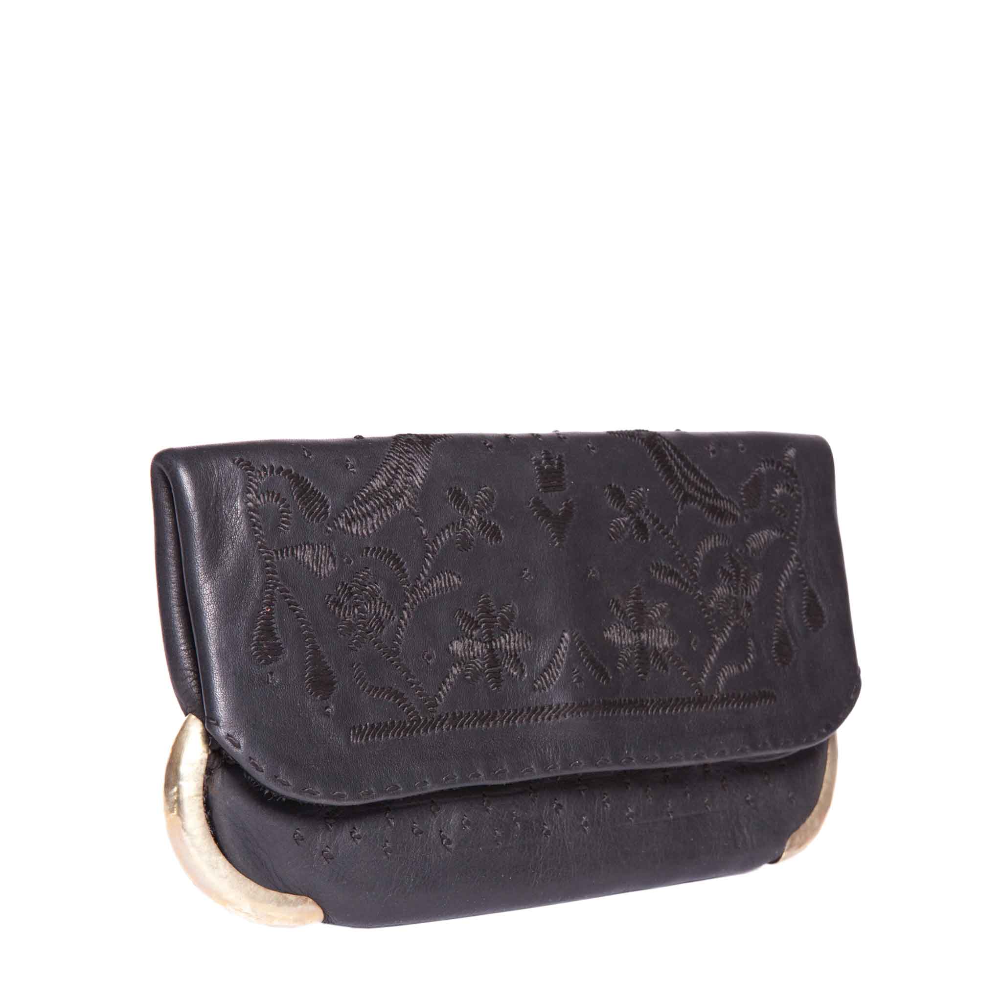 Vorderseite von der schwarzen Loverbirds Clutch mit besticktem Blumenmotiv.