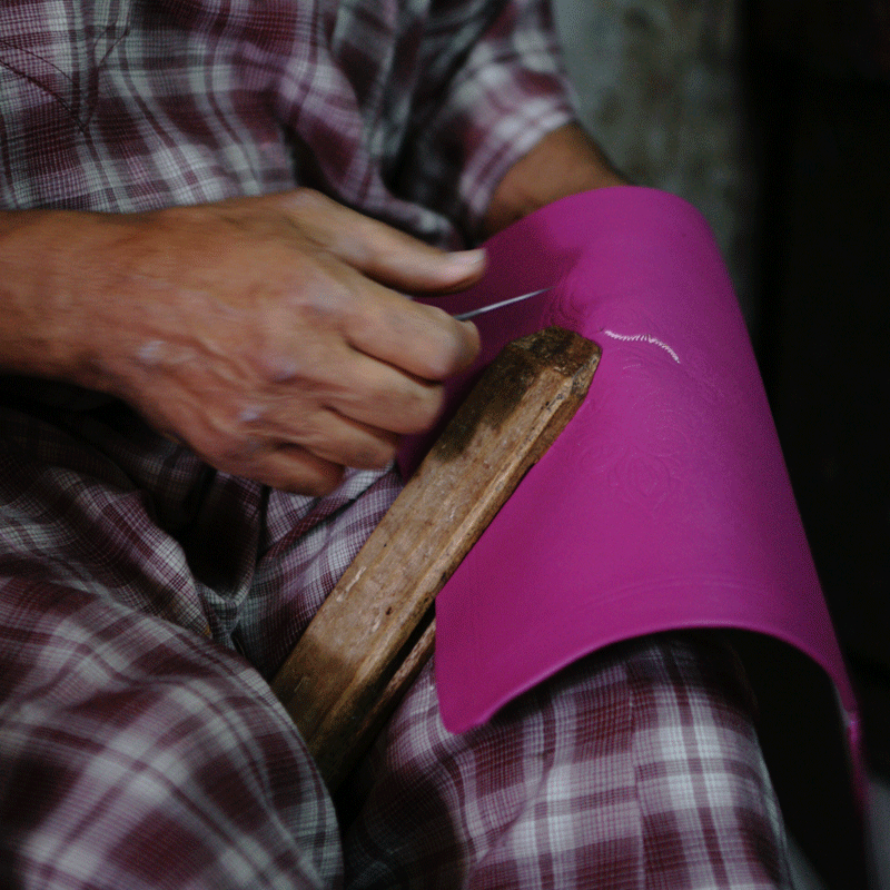 Handarbeit auf Leder