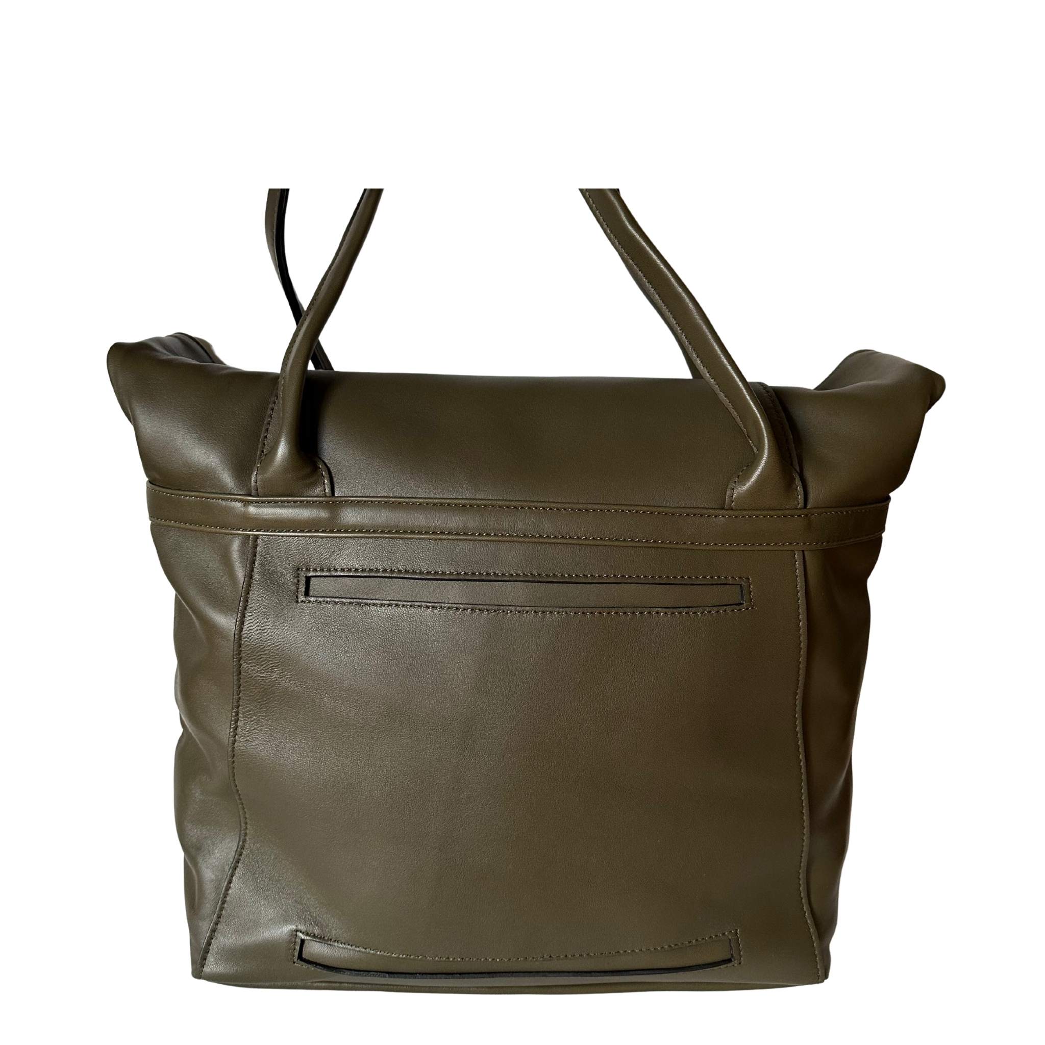Rückseite von der khaki ABURY Shopper Tasche aus Leder