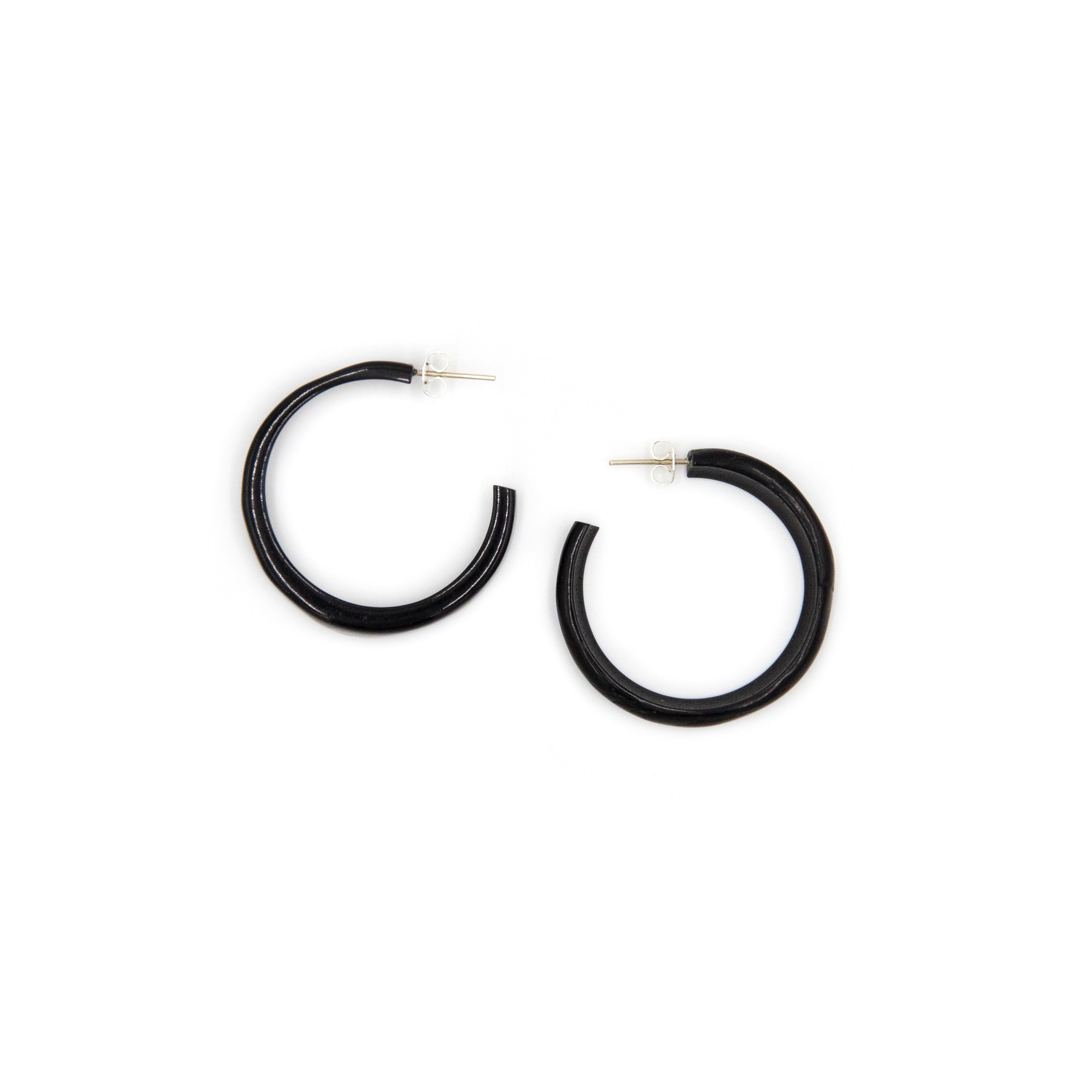 Schwarze Tagua Creolen Ohrringe