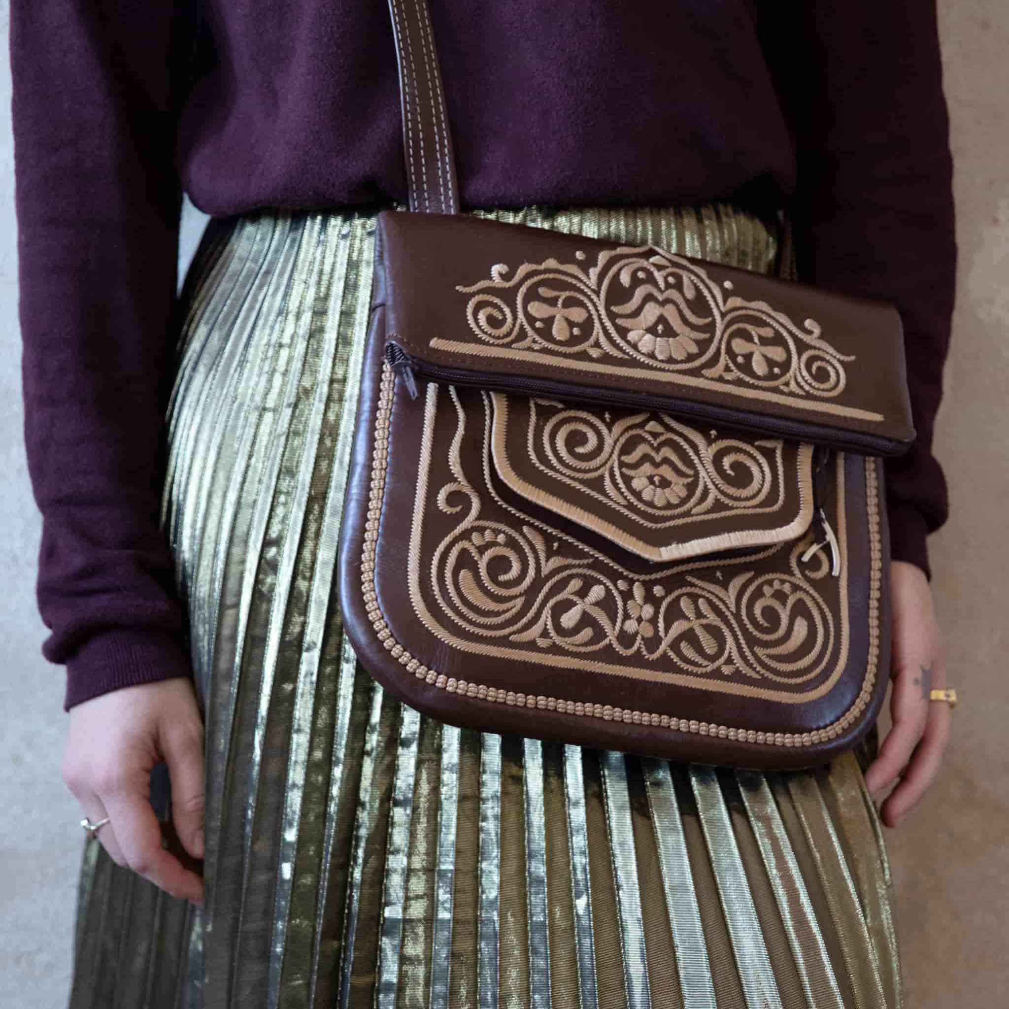 Frau trägt braune bestickte Umhängetasche 