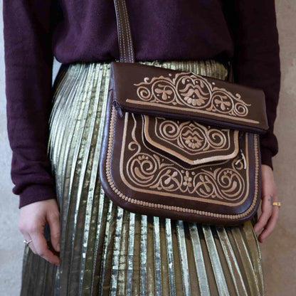 Frau trägt braune bestickte Umhängetasche 