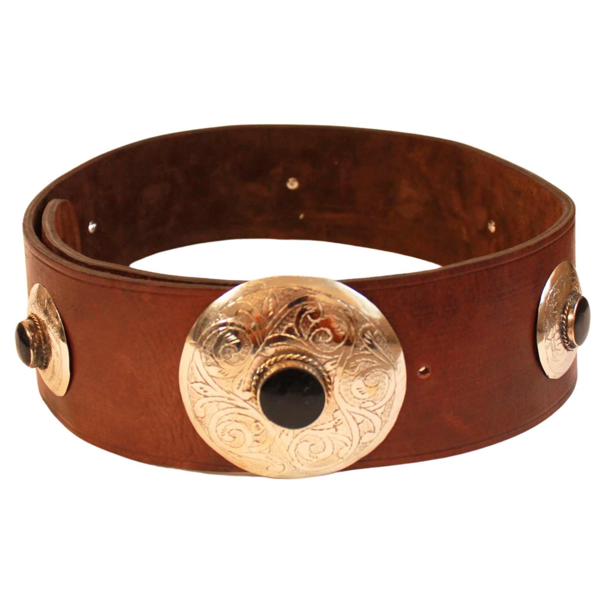 Brauner Gürtel aus Leder mit Metallapplikationen