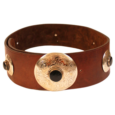 ABURY brauner Ledergürtel mit schwarzen Metallapplikationen. #farbe_schwarz
