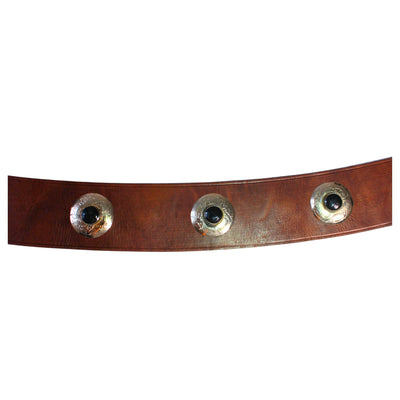 Nahaufnahme des ABURY braunen Ledergürtels mit schwarzen Metallapplikationen. #farbe_schwarz