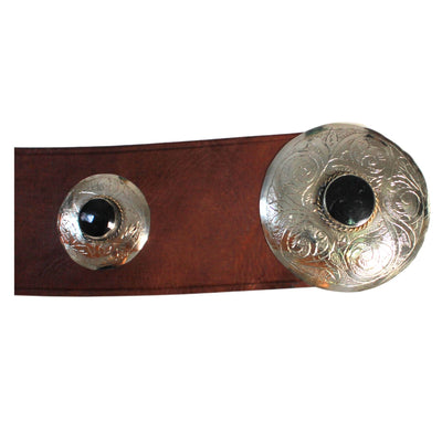 Nahaufnahme des ABURY braunen Ledergürtels mit schwarzen Metallapplikationen. #farbe_schwarz