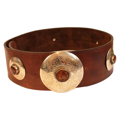 Brauner Gürtel aus Leder mit braunen Metallapplikationen #farbe_braun