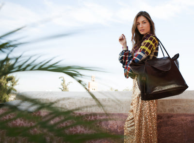 Frau trägt braune Shopper Tasche aus Leder #farbe_braun