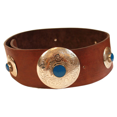 Brauner Gürtel aus Leder mit blauen Metallapplikationen #farbe_blau