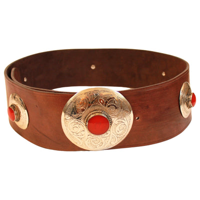 Brauner Gürtel aus Leder mit roten Metallapplikationen #farbe_rot