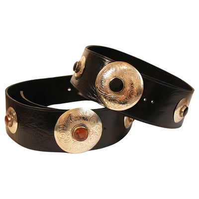 Zwei schwarze ABURY Ledergürtel mit Metallapplikationen.  