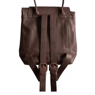 Rückseite des braunen Rucksacks. #farbe_braun