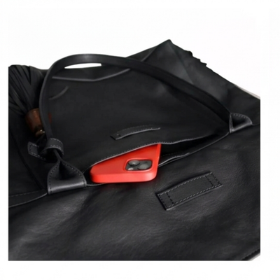 Detailaufnahme des schwarzen Shoppers. #farbe_schwarz