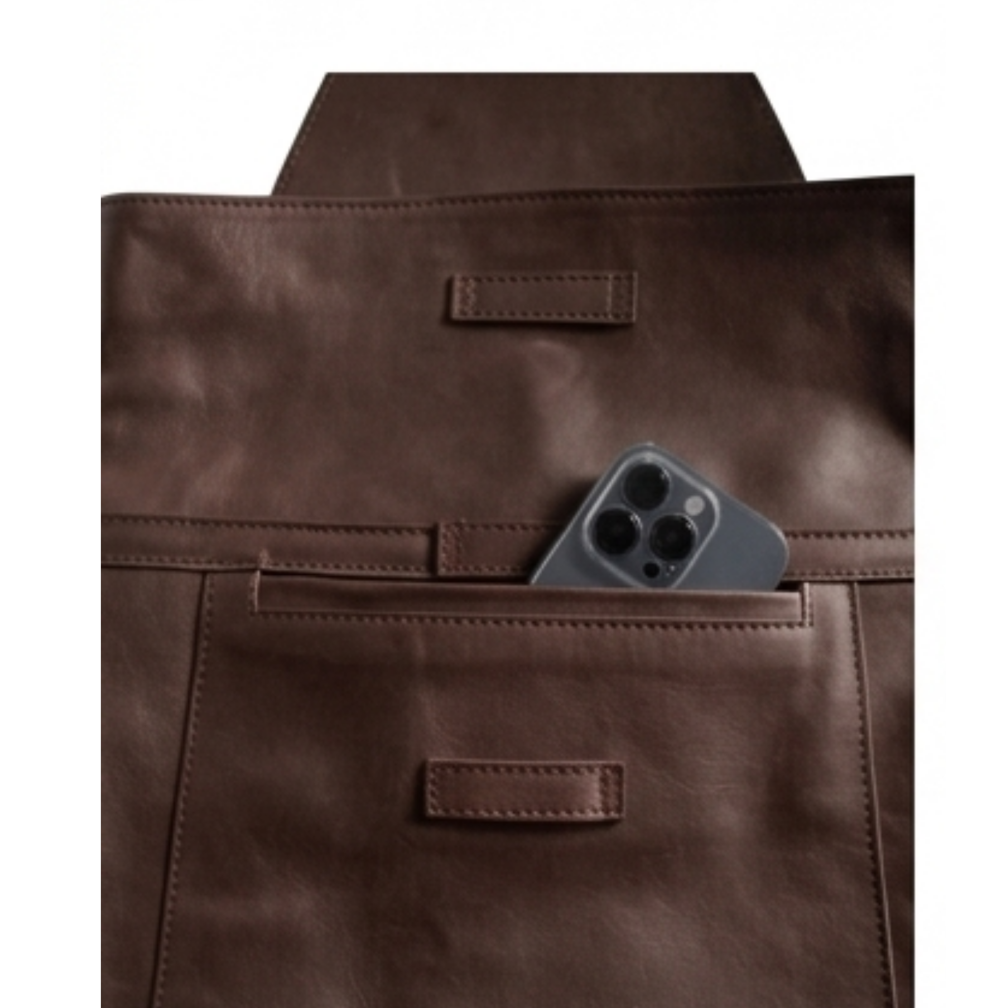 Detailaufnahme des braunen Rucksacks. #farbe_braun