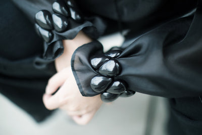 Frau trägt schwarzes Tagua Armband #farbe_schwarz