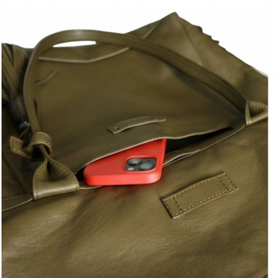 Detailaufnahme des khakifarbenen Shoppers. #farbe_khaki
