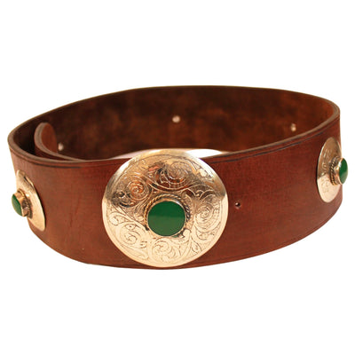 Brauner Gürtel aus Leder mit grünen Metallapplikationen #farbe_gruen